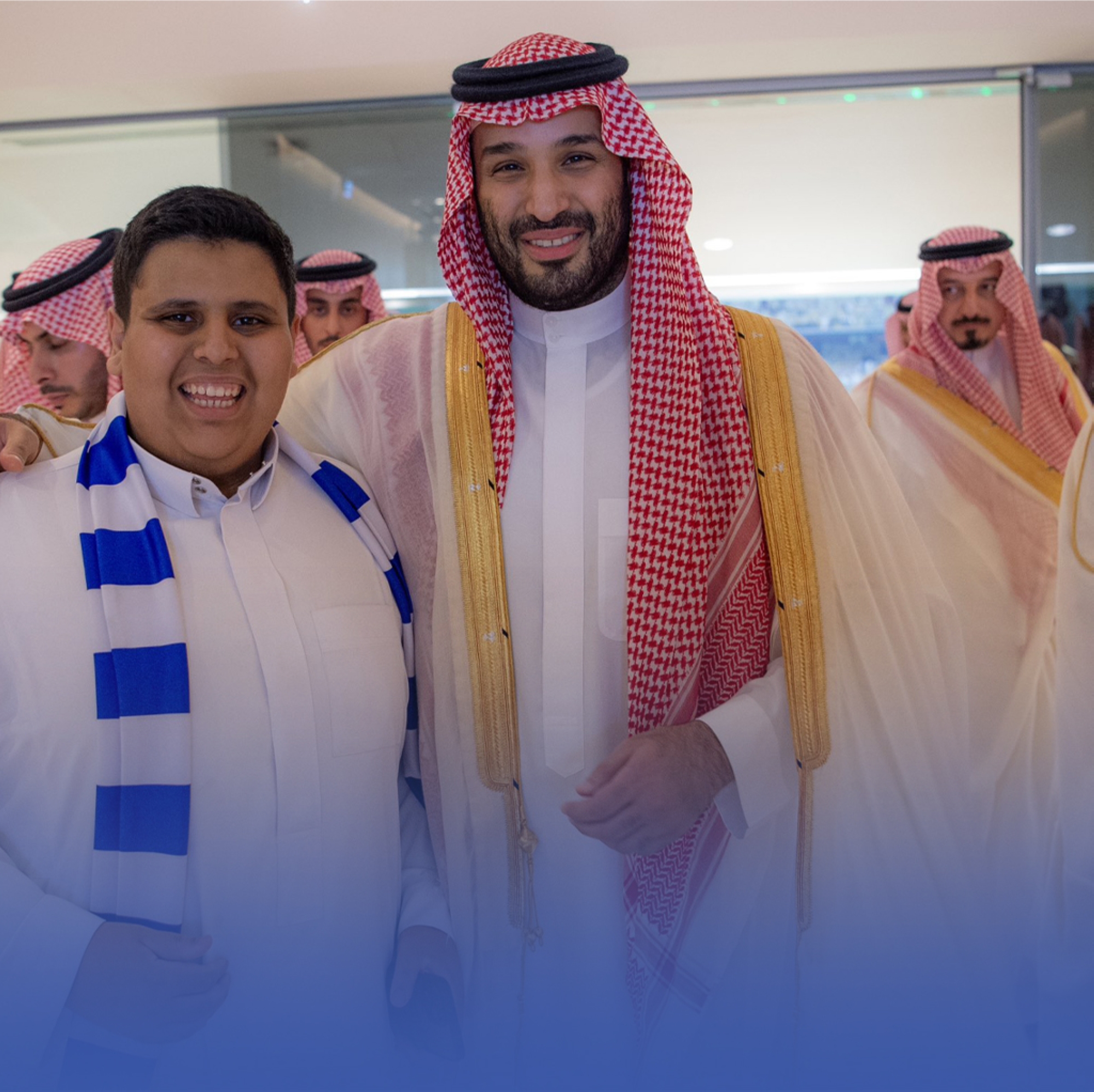 ولي العهد يتفاعل مع مشجع ويلتقط صورة معه