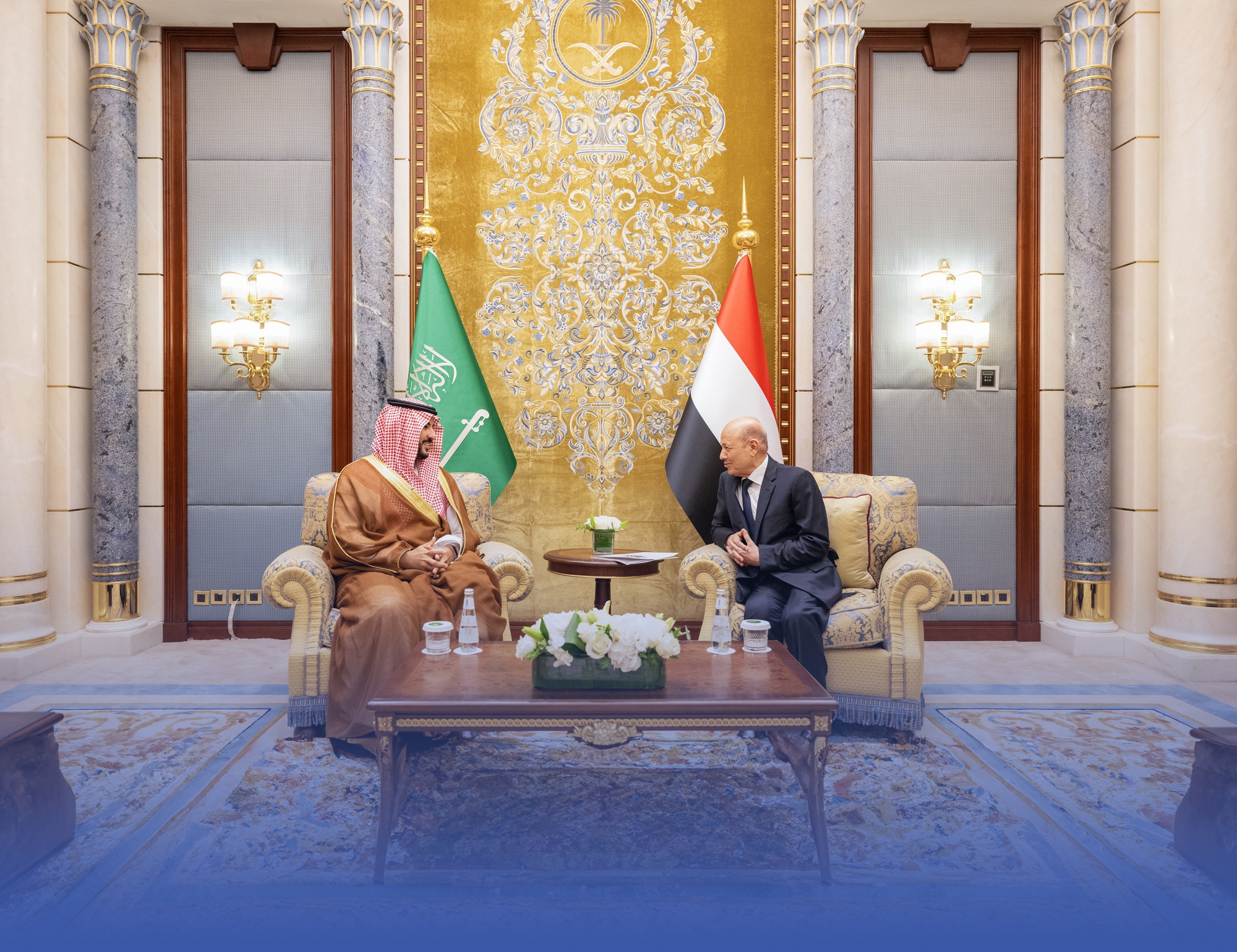 وزير الدفاع يبحث مع العليمي مساعي إنهاء الأزمة اليمنية