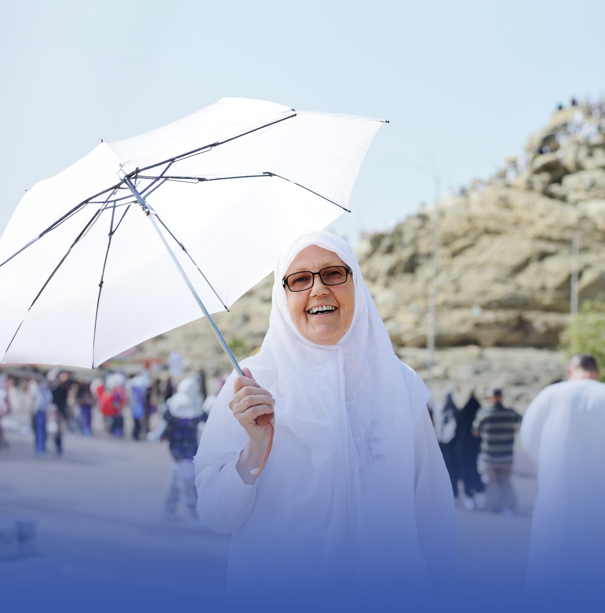 المظلات والسوائل وقاية للحجاج من ضربات الشمس