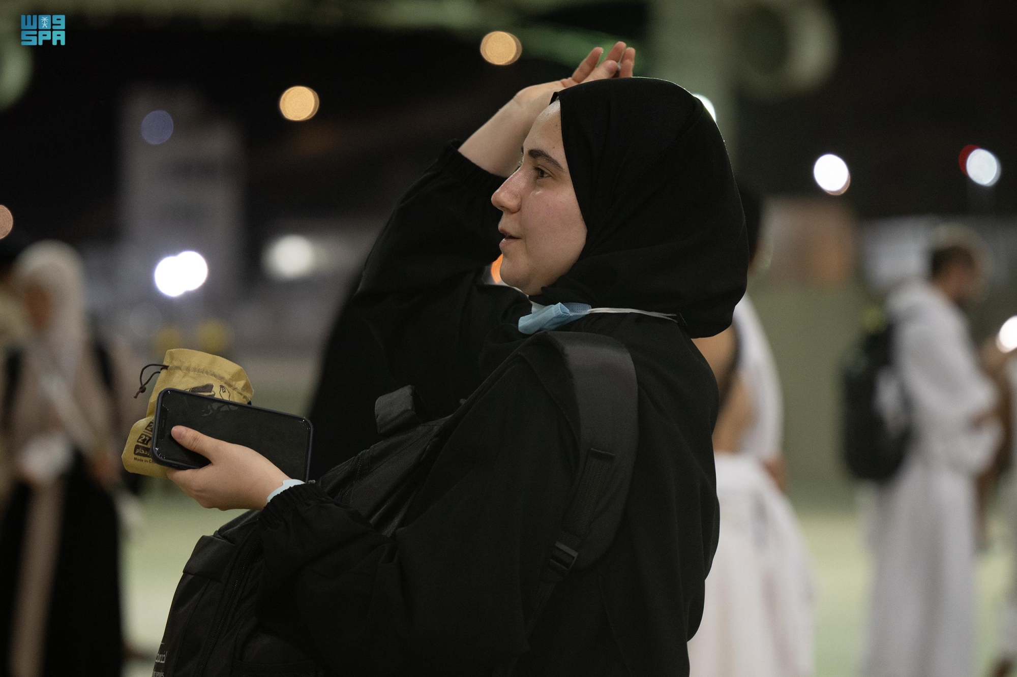 الحجاج يرمون جمرة العقبة ويؤدون طواف الإفاضة