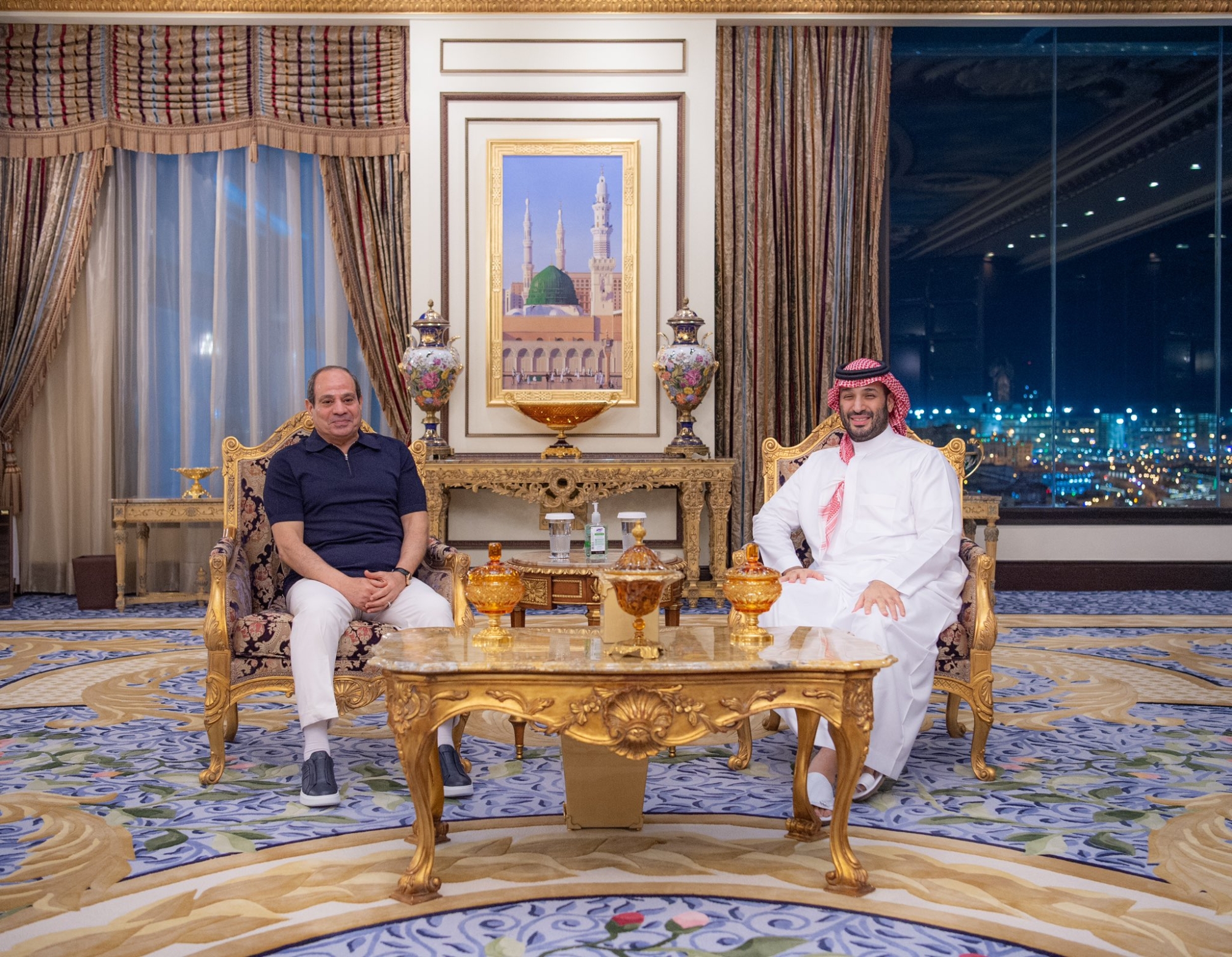 وليّ العهد والرئيس السيسي خلال لقاء أخوي بمنى
