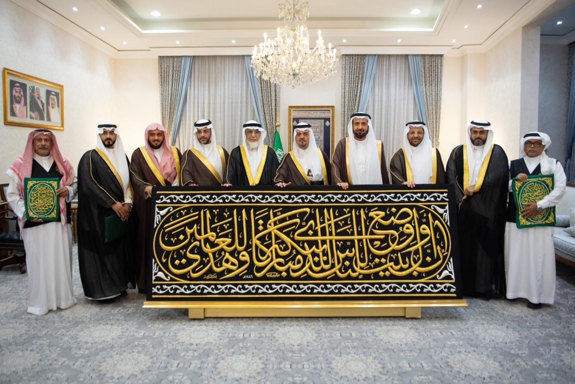 تسليم كسوة الكعبة لسدنة بيت الله الحرام