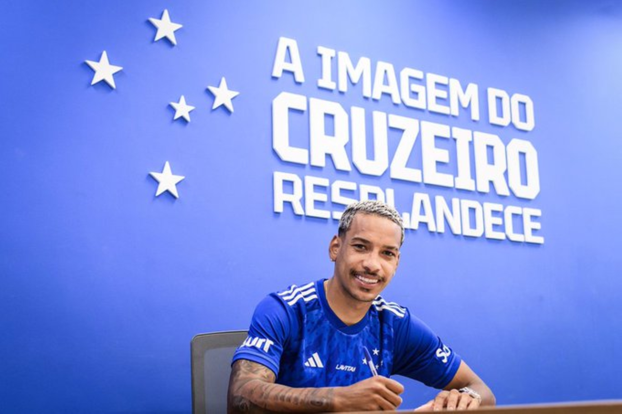الهلال يُنهي إجراءات بيع بيريرا لكروزيرو