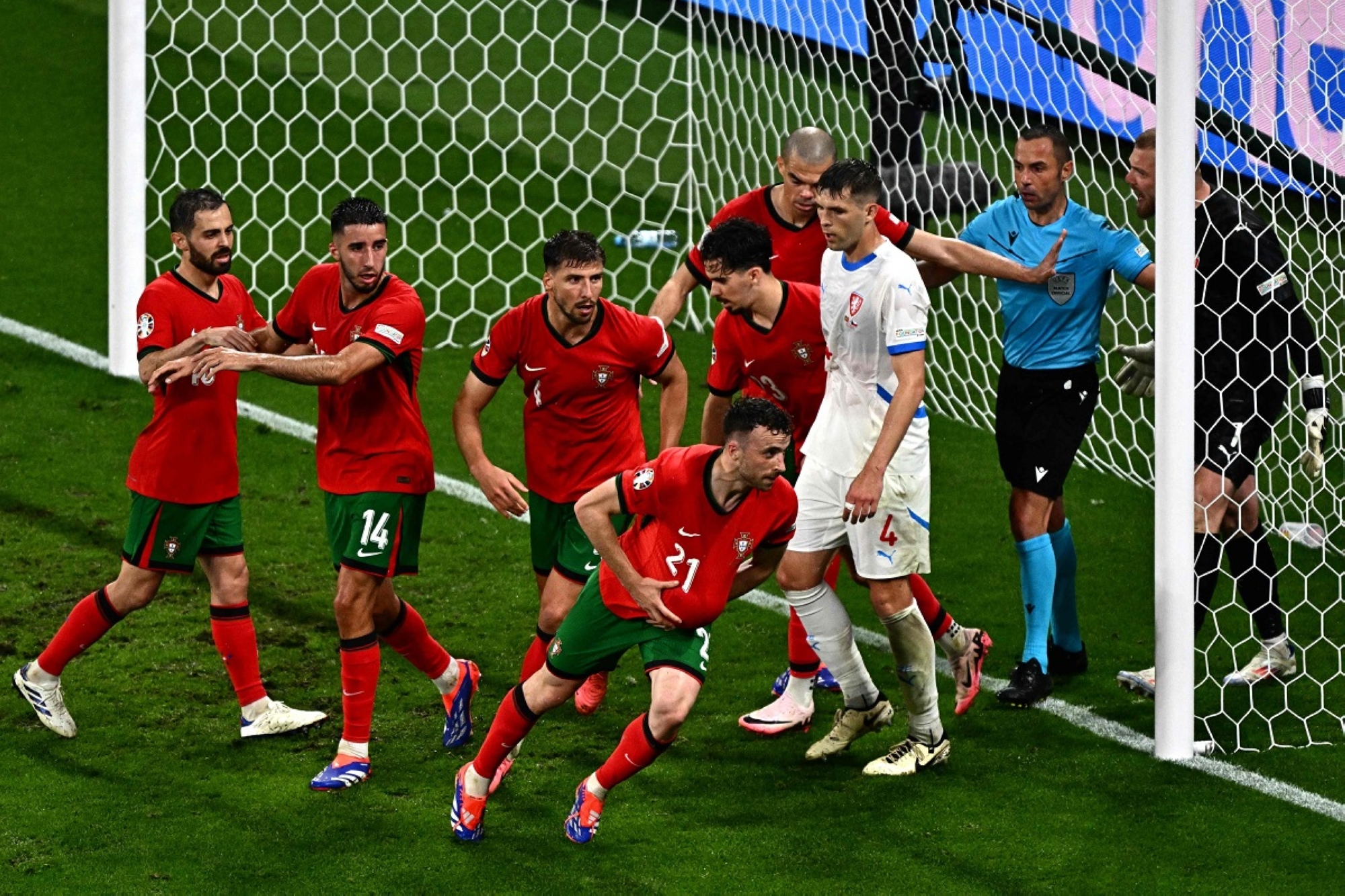البرتغال تحقق فوزاً مثيراً على التشيك