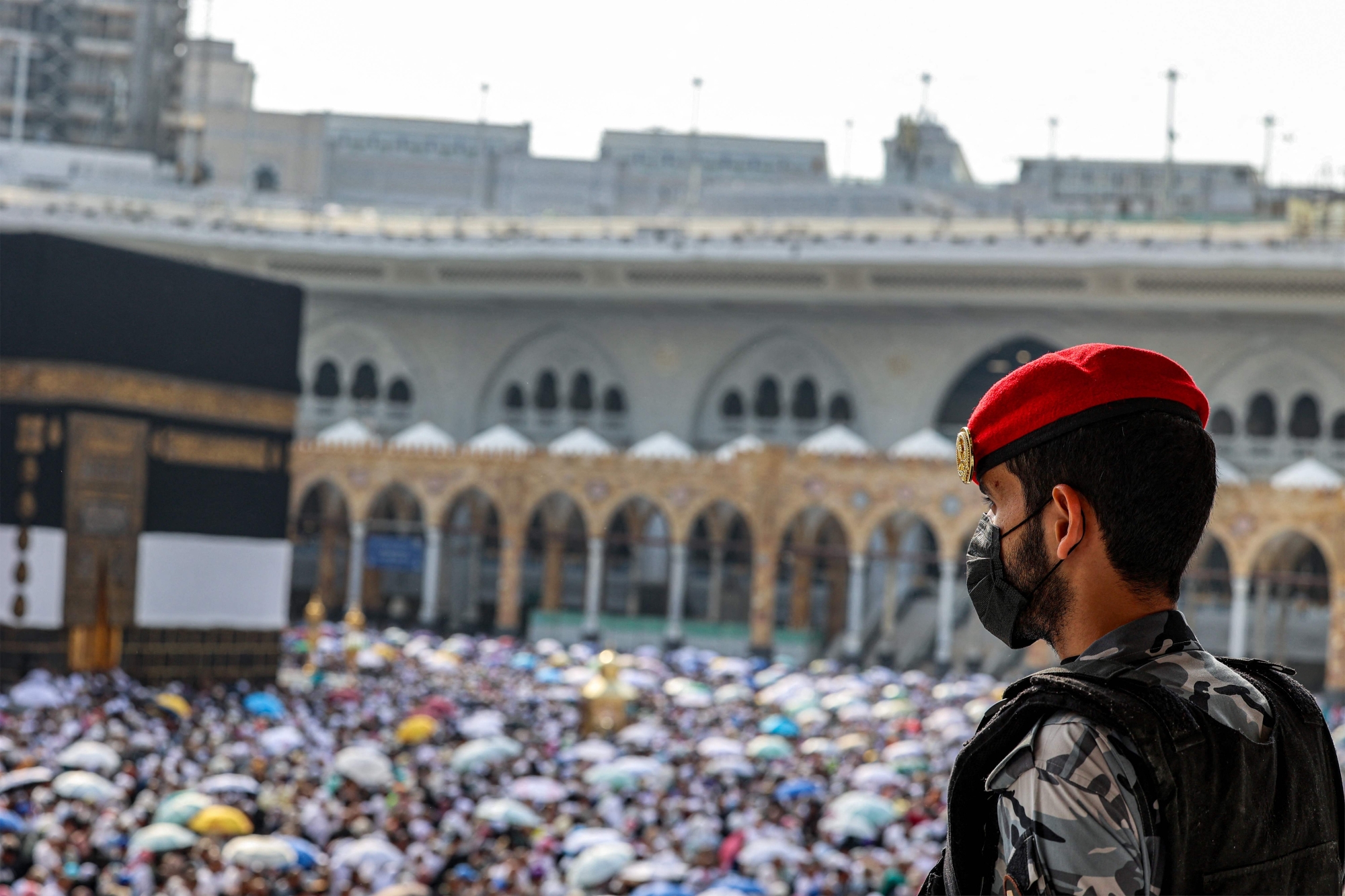 الحجاج يرمون الجمرات ويؤدون طواف الوداع