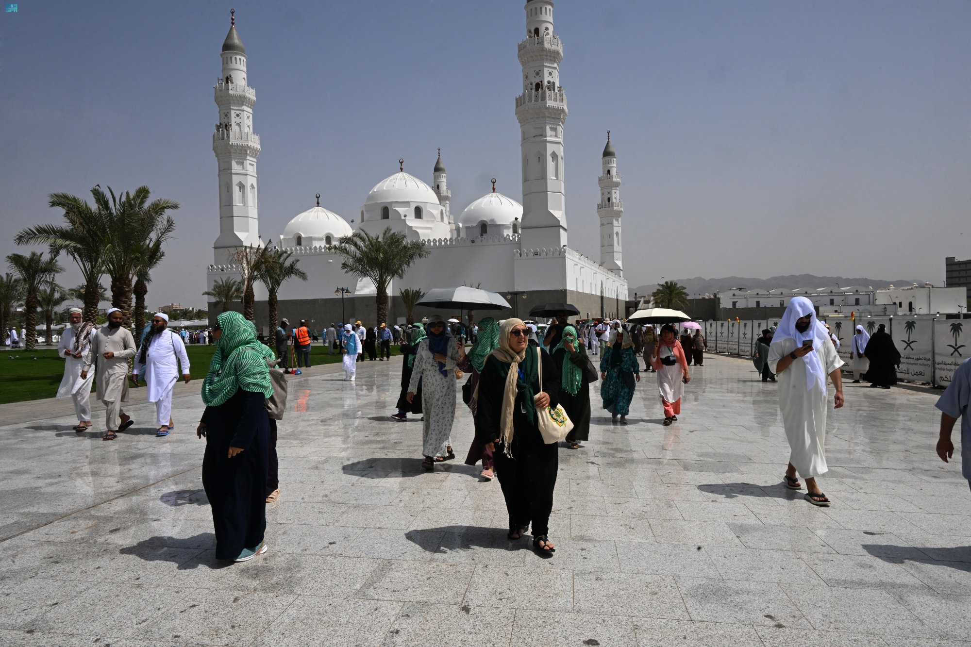 ضيوف الرحمن يزورون مسجد قباء
