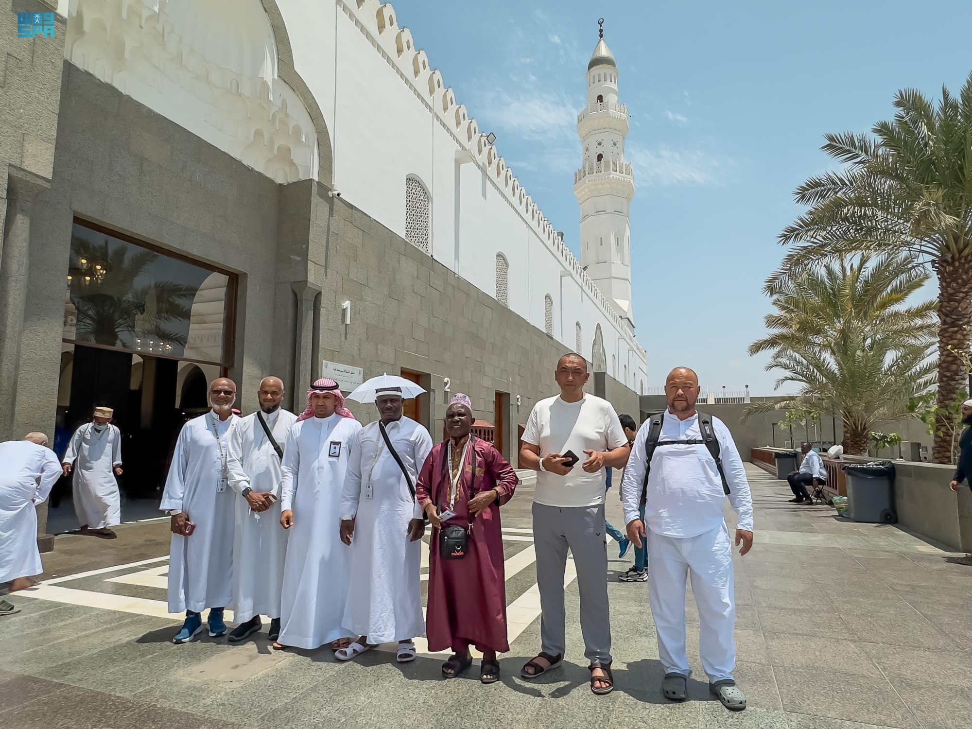 ضيوف خادم الحرمين يزورون جبل أحد ومسجد قباء