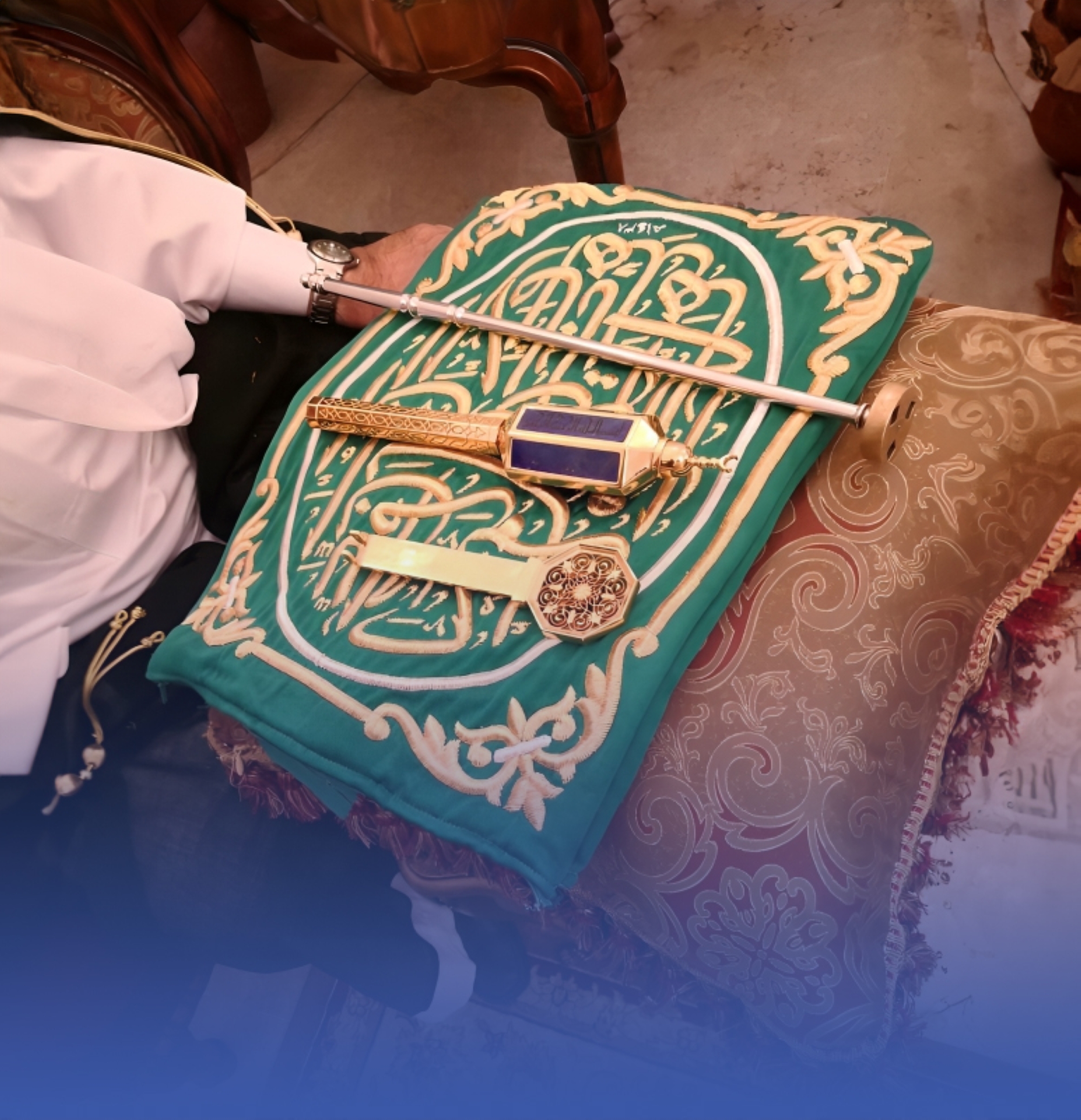 تسليم مفتاح الكعبة المشرفة للسادن الـ 78