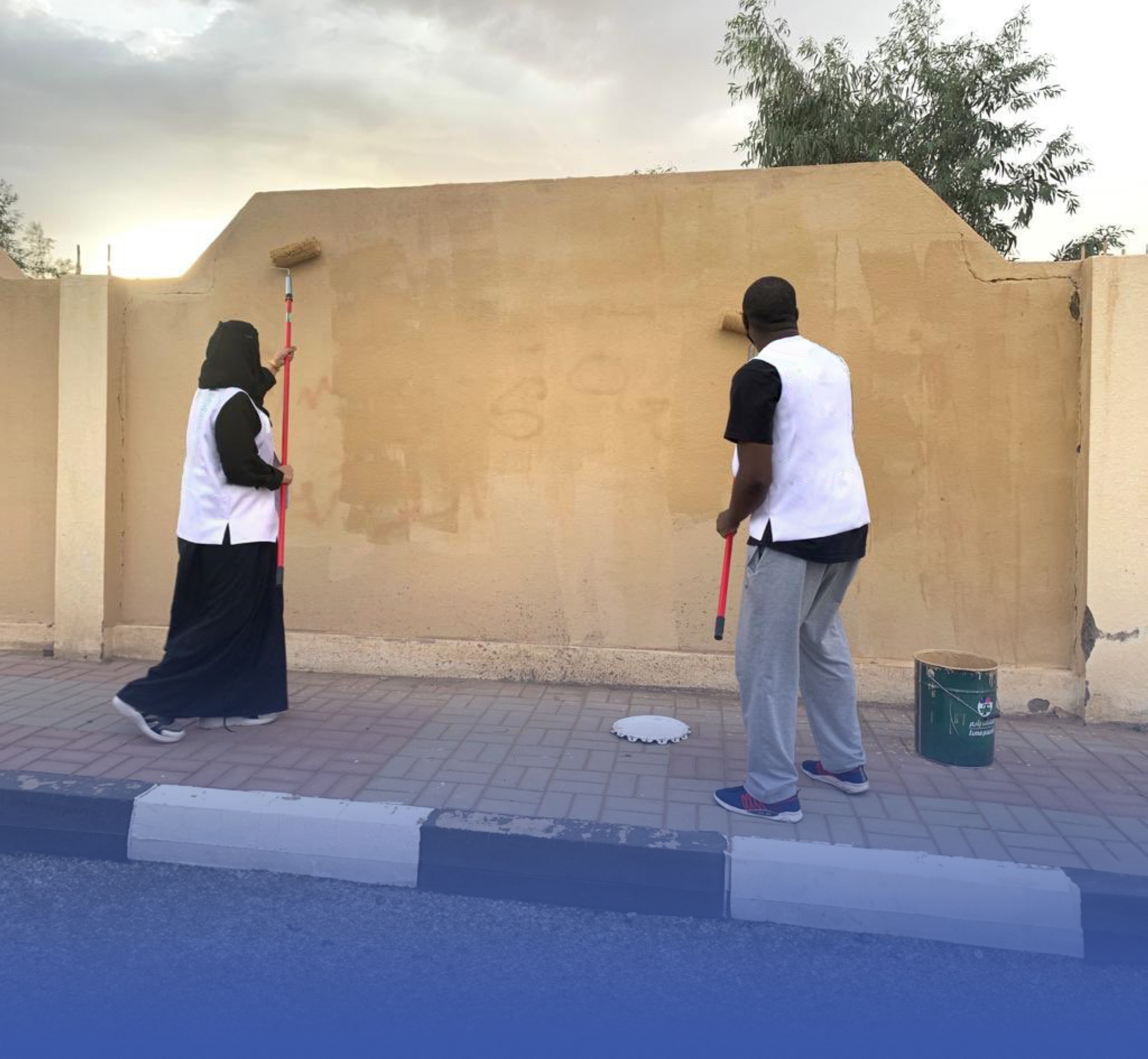إزالة كتابات على الجدران بحائل