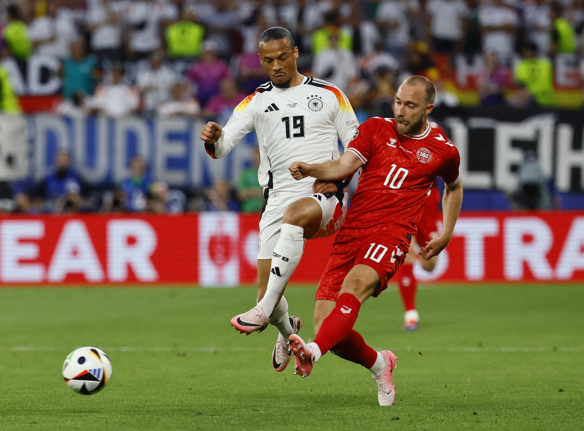 ايقاف مباراة ألمانيا والدنمارك بسبب عاصفة قوية