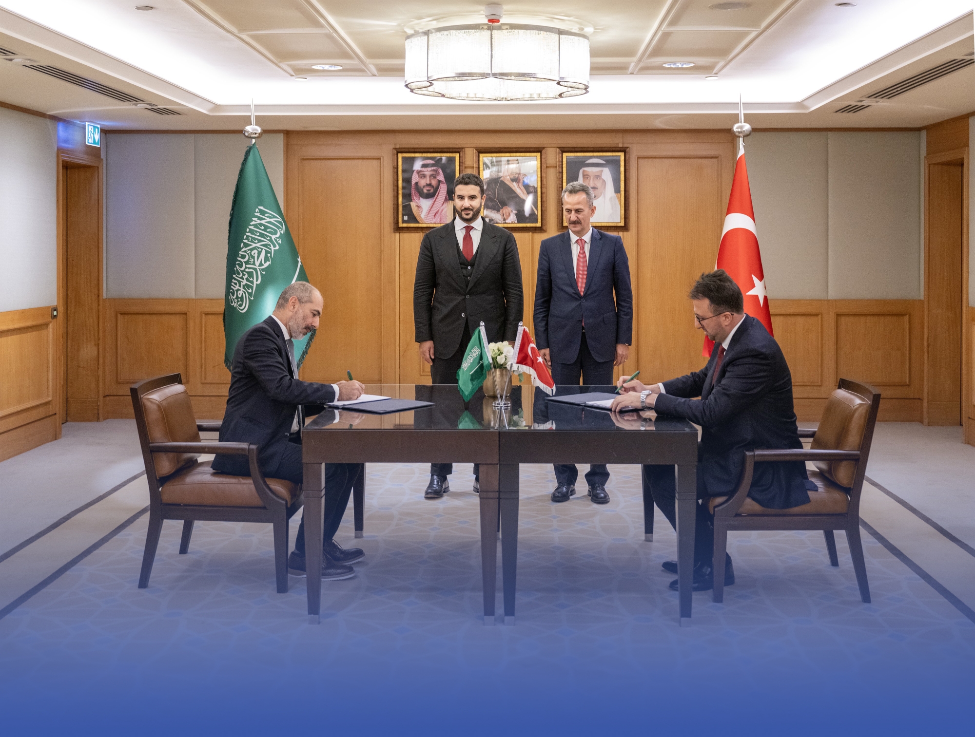 وزير الدفاع يستعرض التعاون العسكري مع تركيا