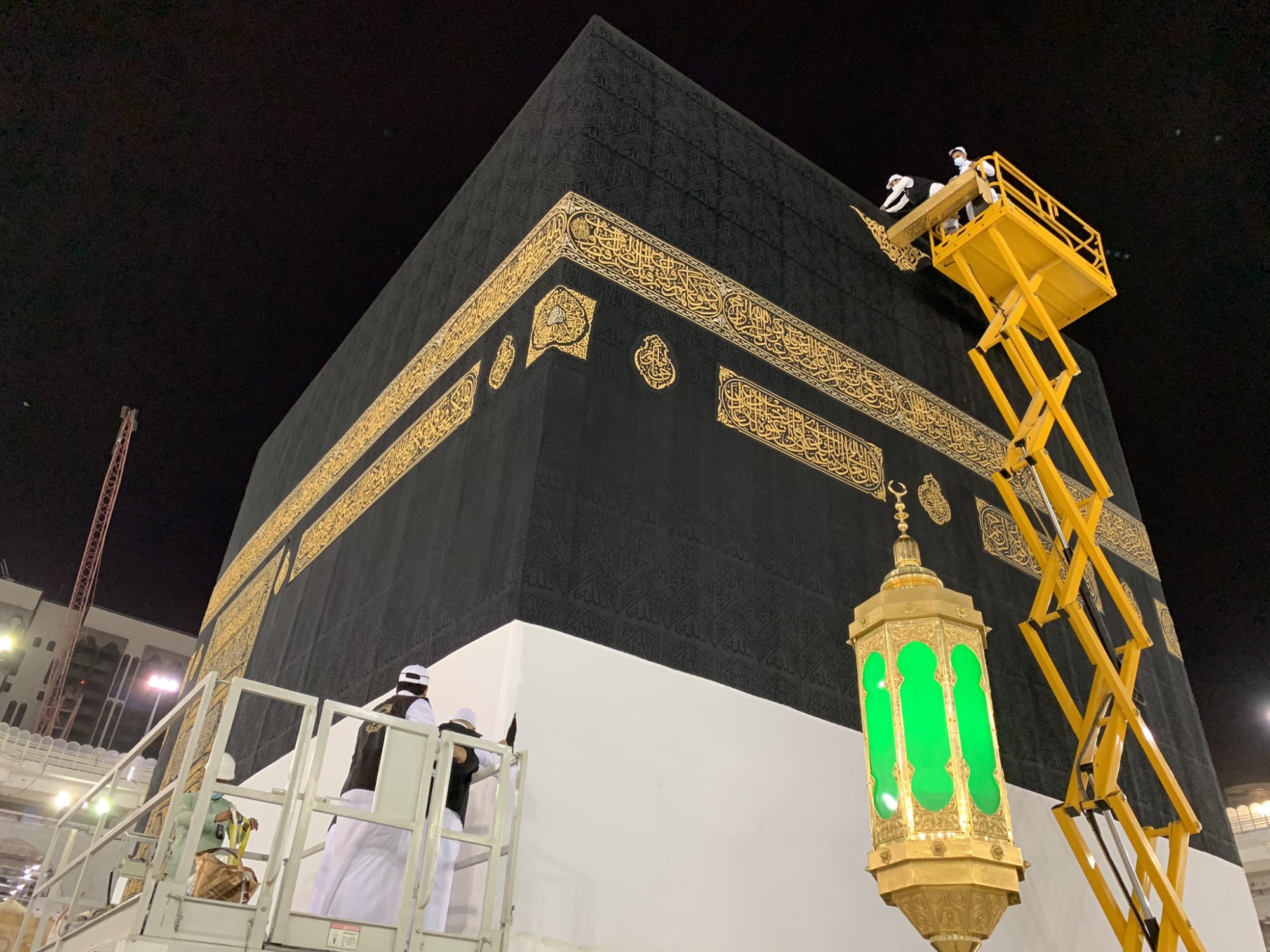 الكعبة تتأهب لارتداء كسوتها الجديدة