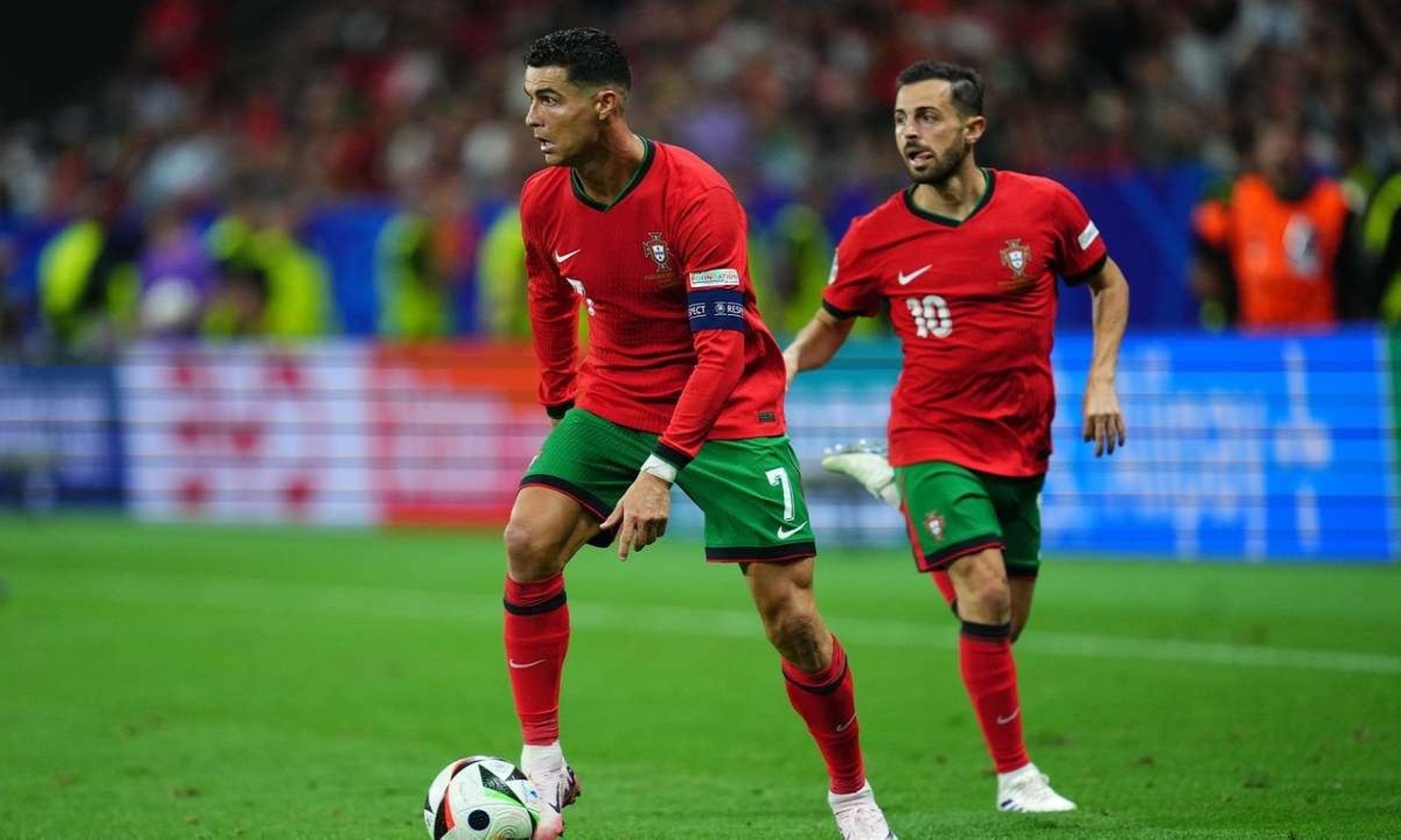 برناردو سيلفا يدافع عن رونالدو ضد منتقديه