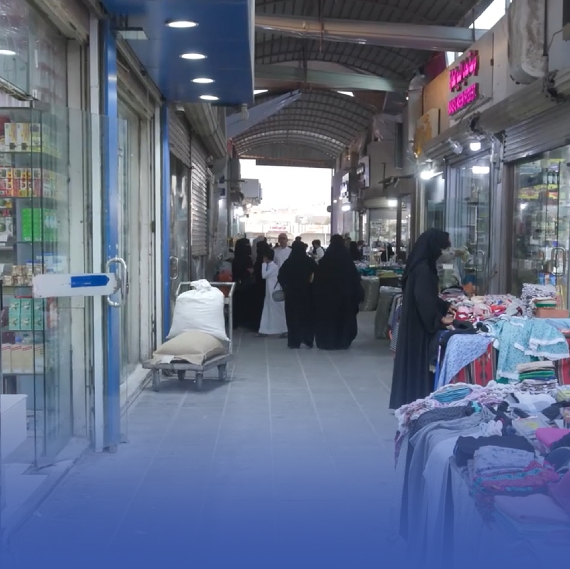 سوق حجاب قِبلة المتسوقين ومُلهم الشعراء