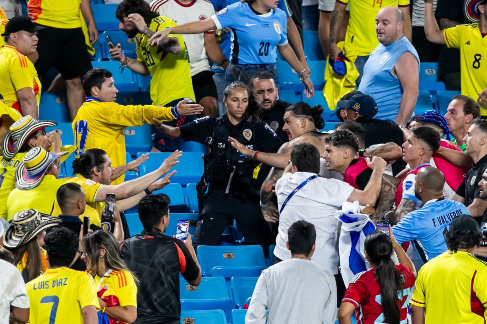 التحقيق في شغب مباراة أوروجواي وكولومبيا