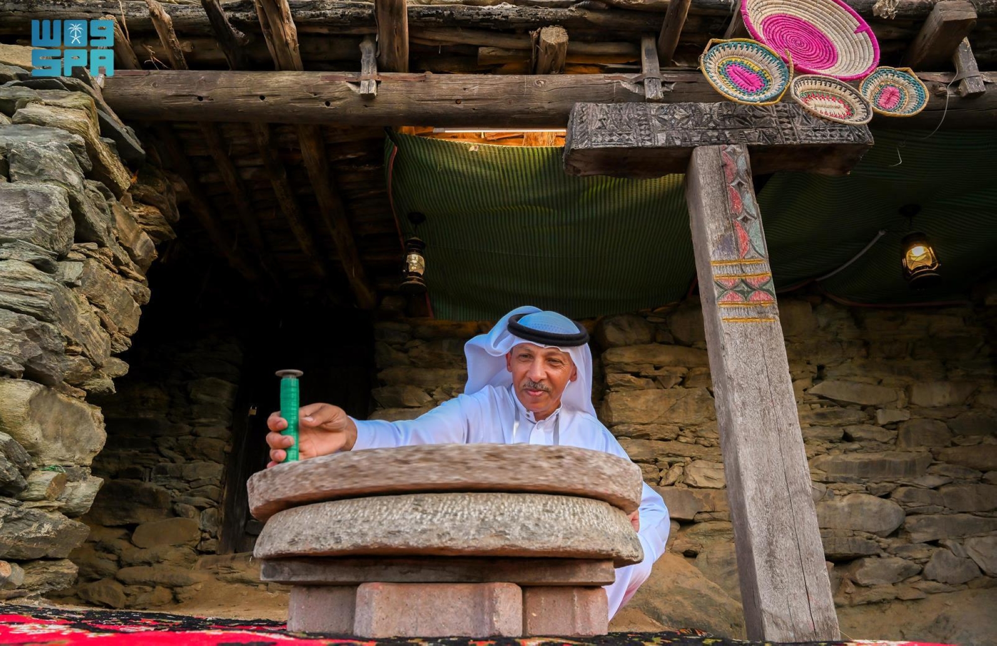 "الرحى" تأسر زُوّار مهرجان الدار بـ"الموسى" التراثية