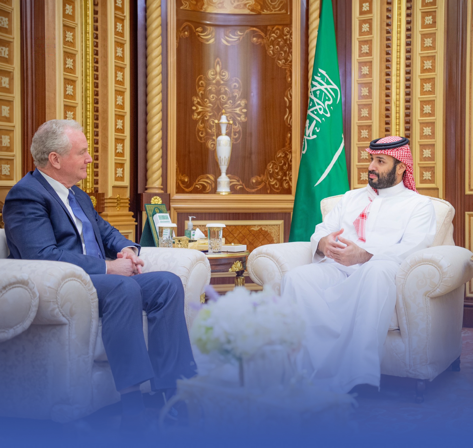 ولي العهد يستعرض العلاقات مع السيناتور كريس فان