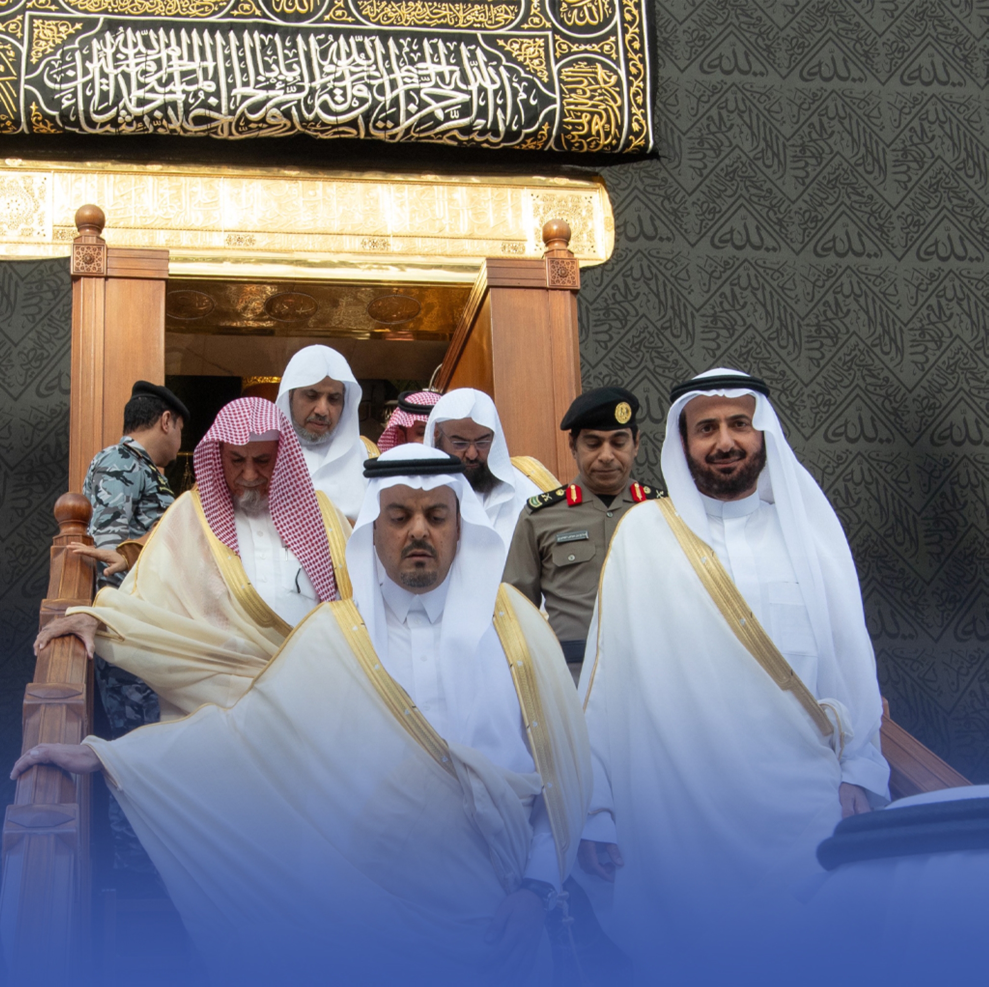 نائب أمير مكة يتشرف بغسل الكعبة