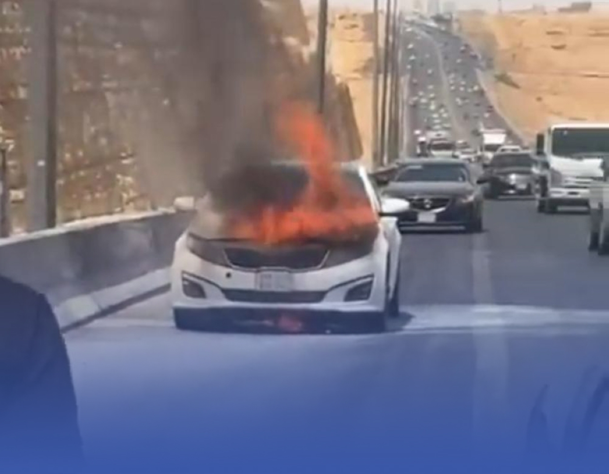 إخماد حريق بمركبة في الرياض
