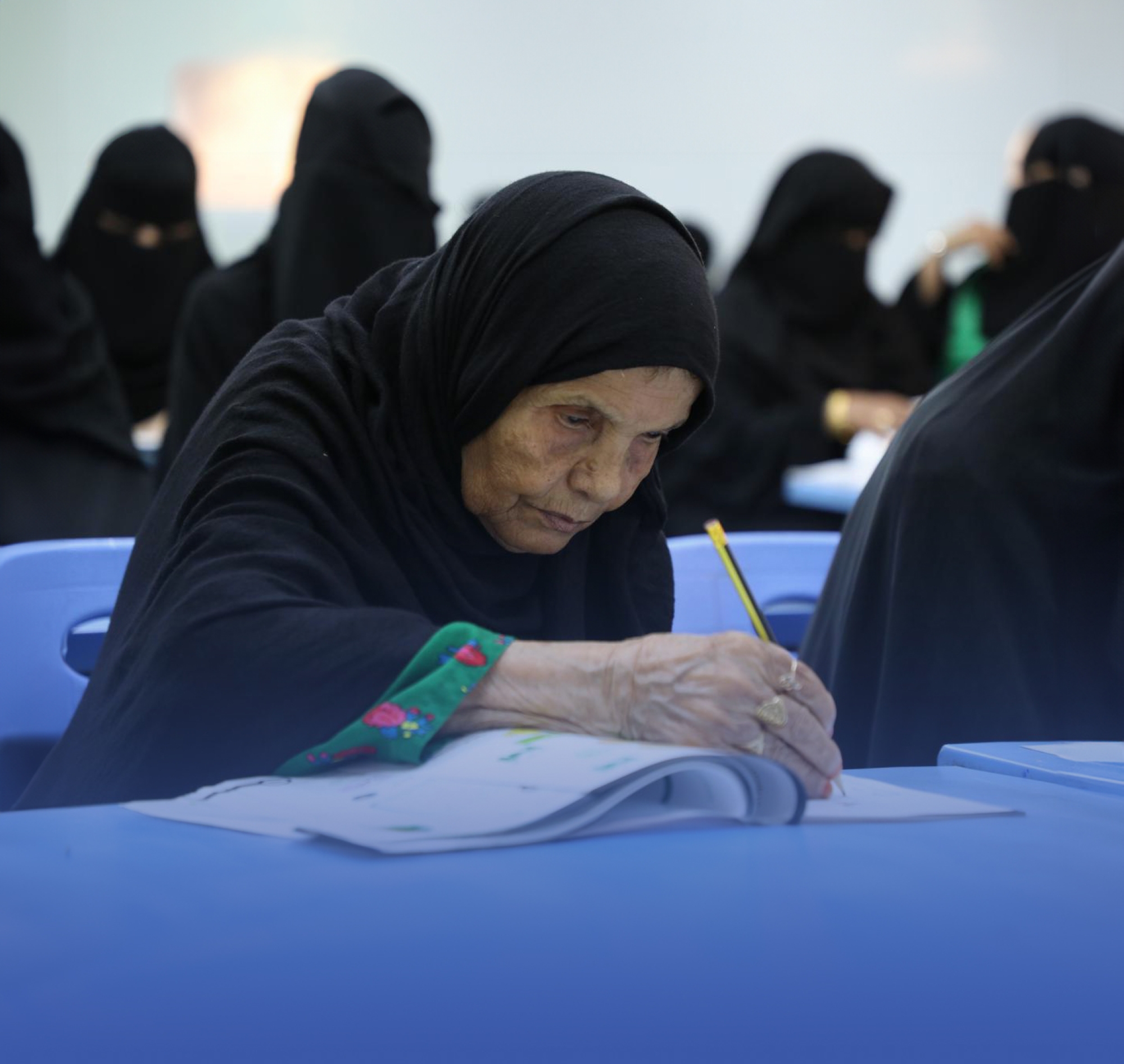شقراء.. 105 أعوام لم تثنها عن مقاعد الدراسة
