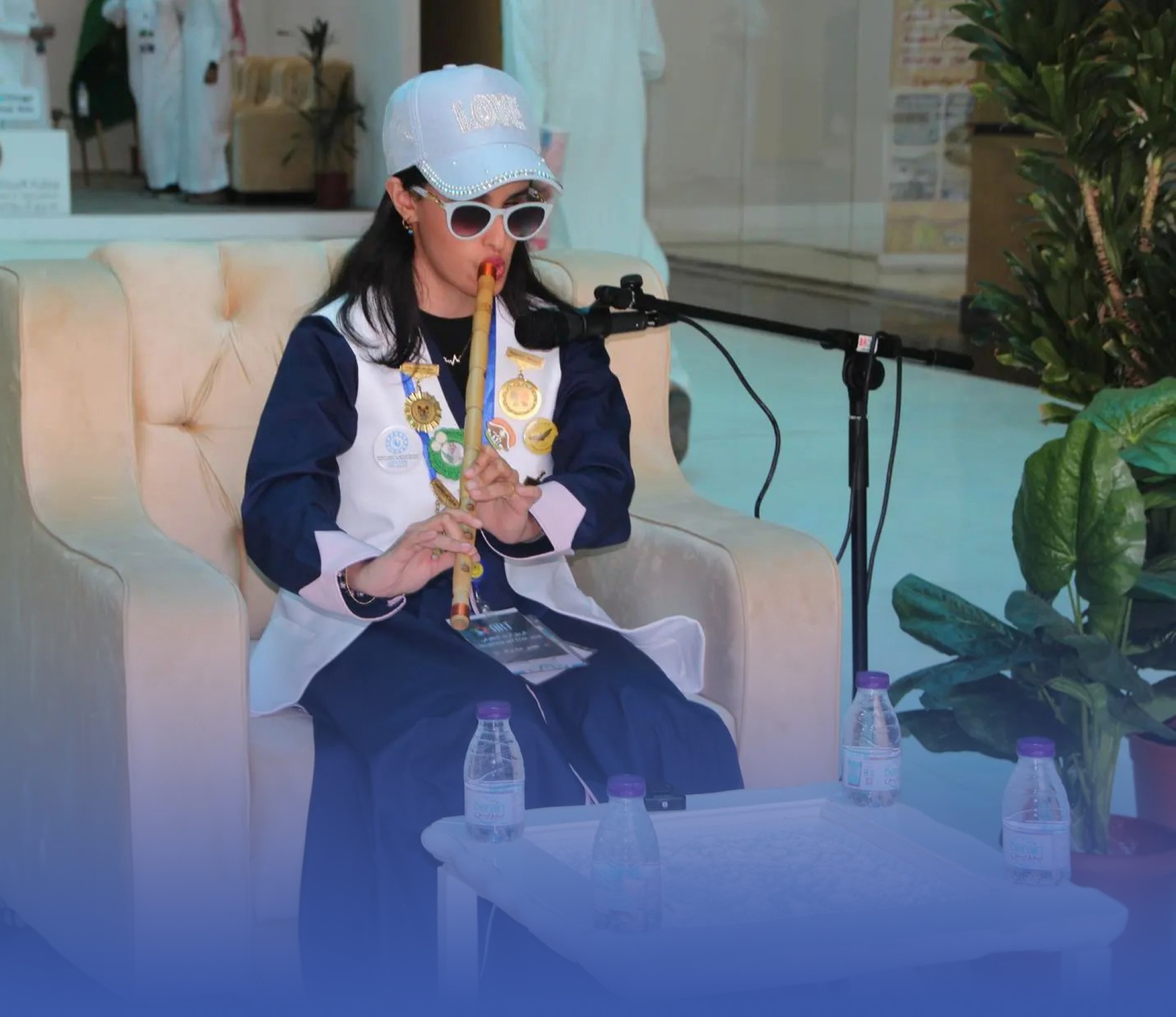 طفلة كفيفة تُبهر زوار مهرجان العسل بعزف الناي