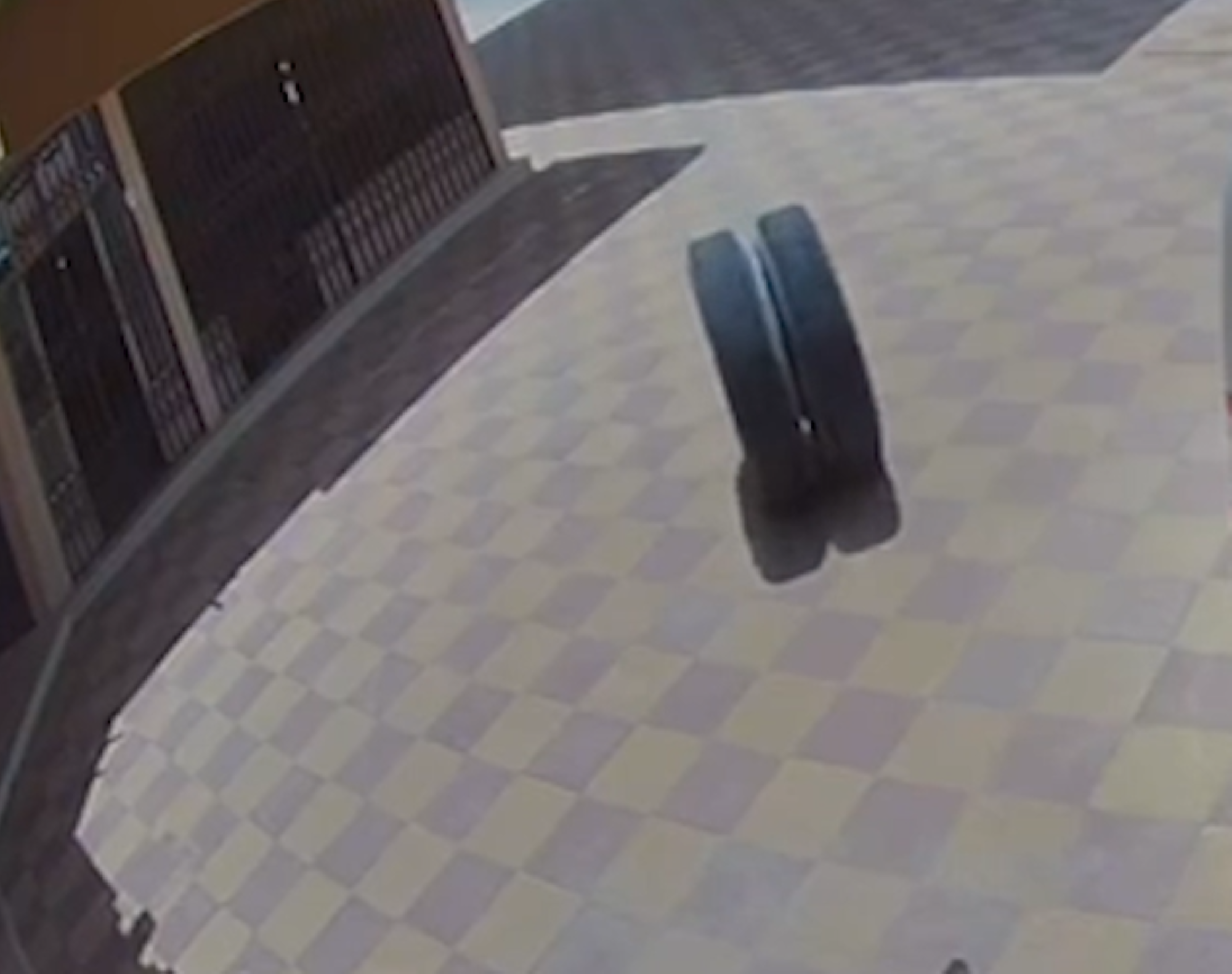 نجاة موظف بأعجوبة من إطاري شاحنة انفصلا عنها