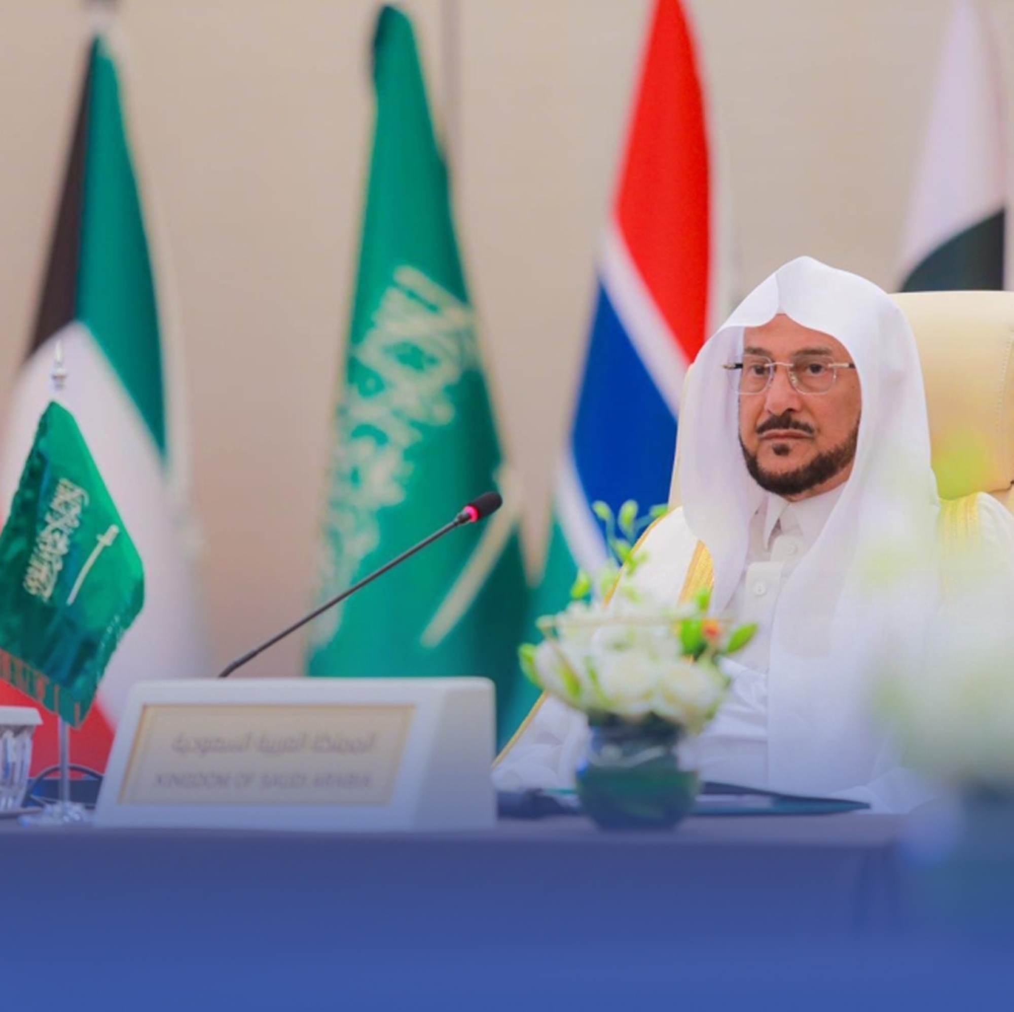 آل الشيخ: ما يحدث بمواقع التواصل يتطلّب موقفاً جاداً