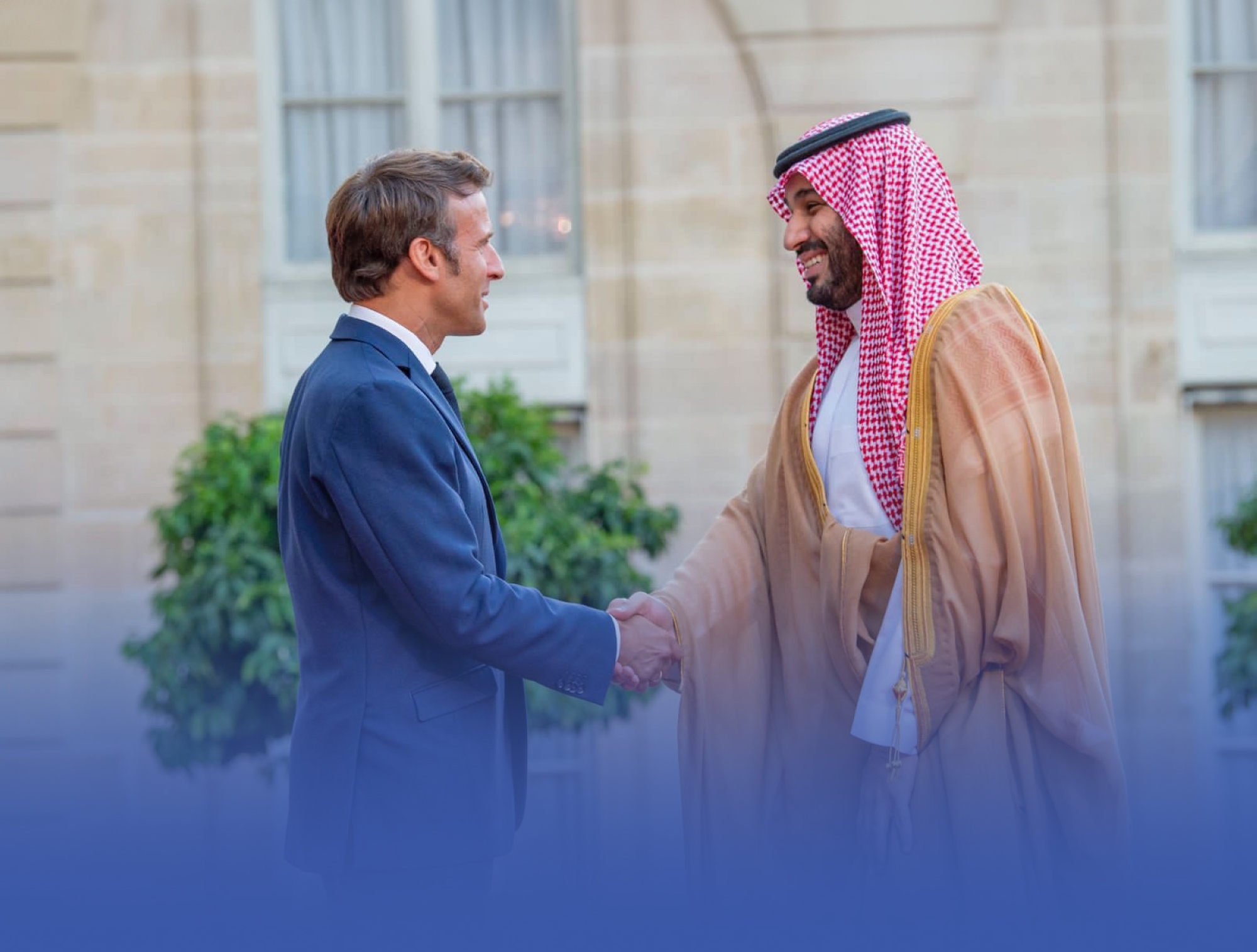 ولي العهد وماكرون يدعوان لخفض التصعيد بالمنطقة