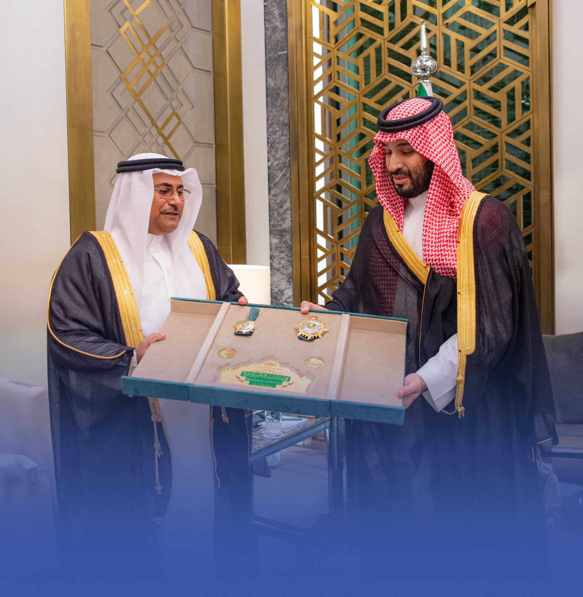 منح ولي العهد وسام "القائد"