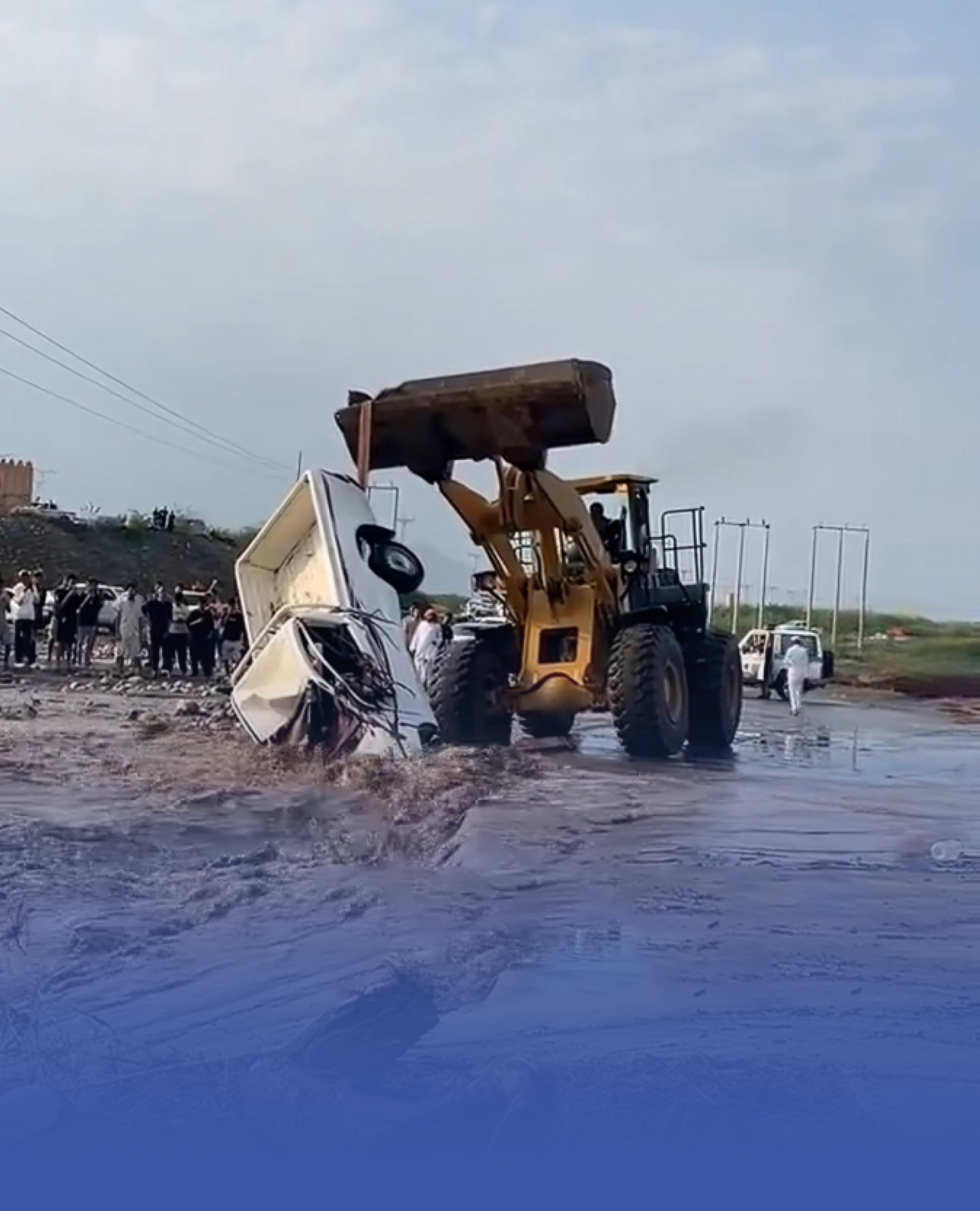 لحظات عصيبة لشاب جرفه سيل وادي خلب