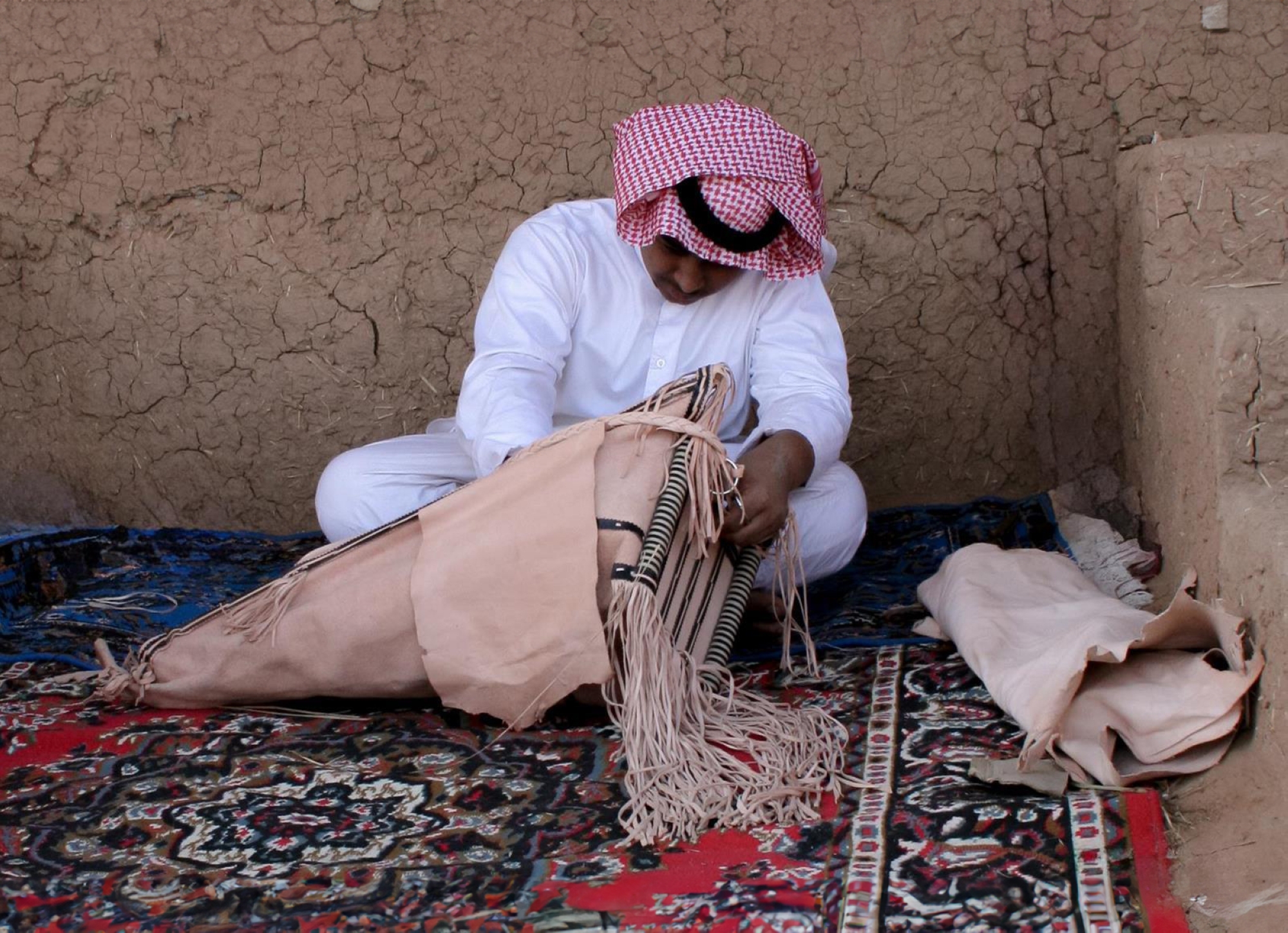 صناعة الجلود.. موروث أصيل وحرفة فنية
