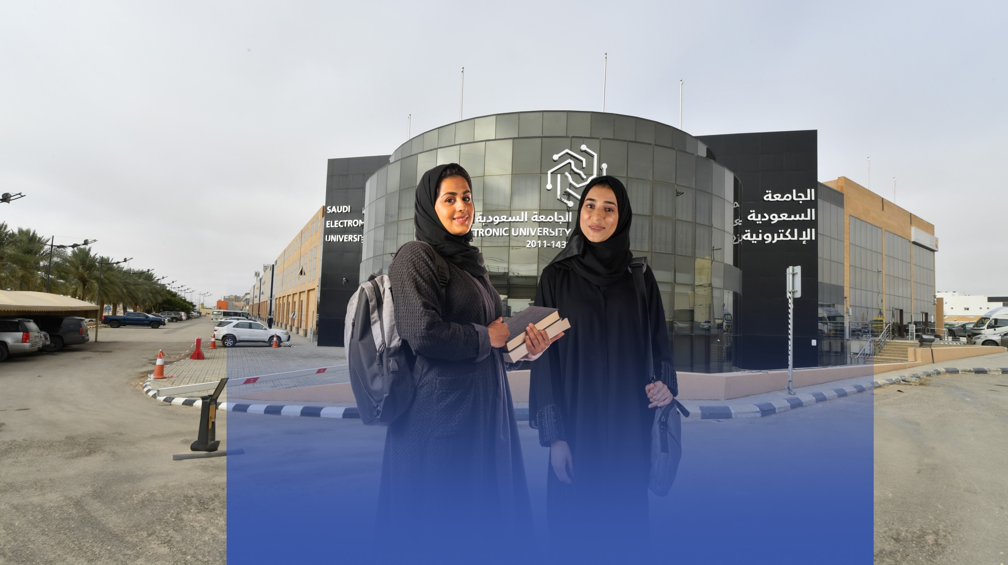 الجامعة الإلكترونية تلزم الطالبات بالعباءة وغطاء الرأس