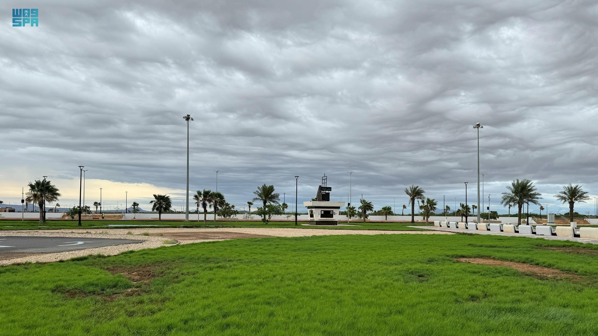 سواحل عسير.. السحب والمياه تجذب الزوار