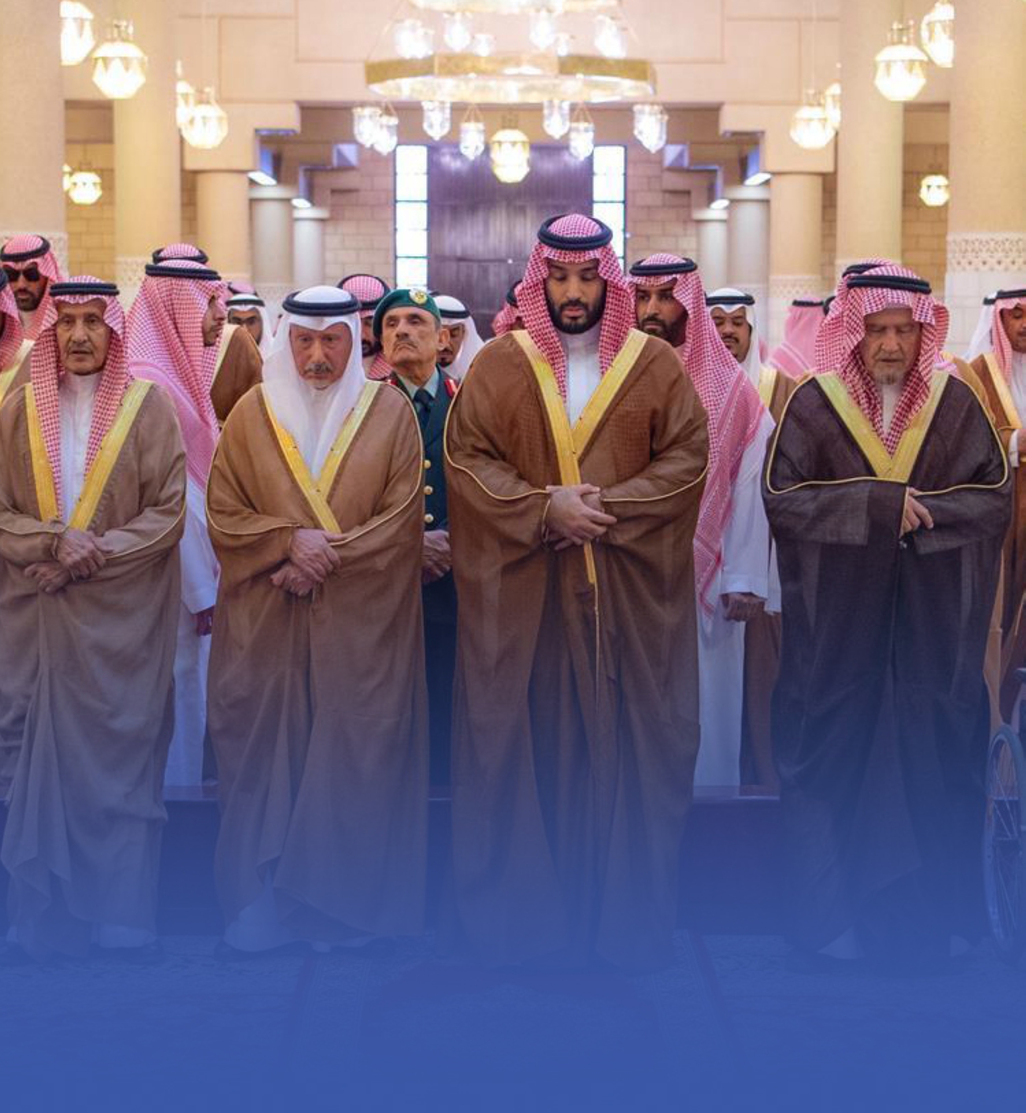ولي العهد يؤدي صلاة الميت على الأميرة لطيفة