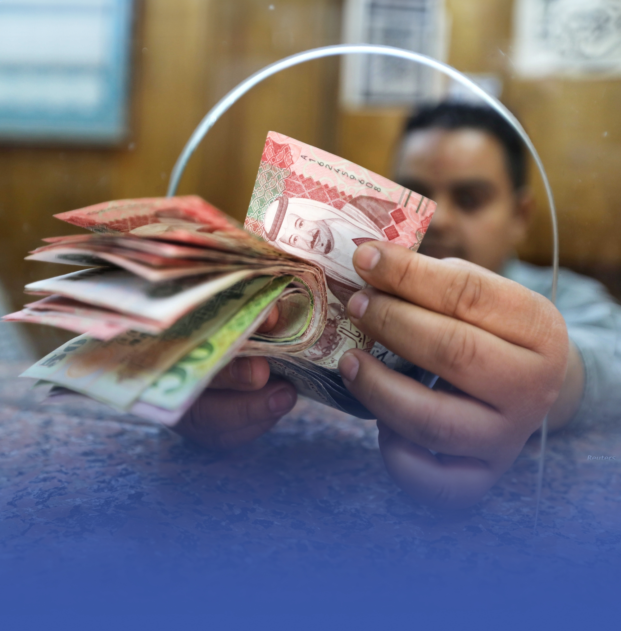 تحويلات الأجانب ترتفع لأعلى مستوى في عامين