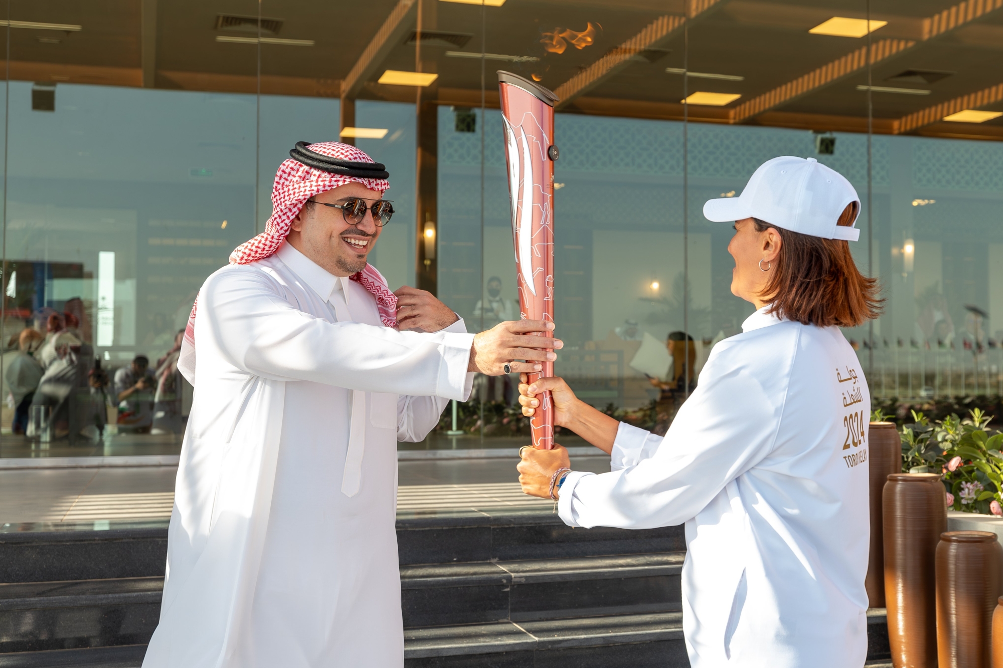 بن جلوي يتسلم شعلة "الألعاب السعودية" في ميدان الهجن