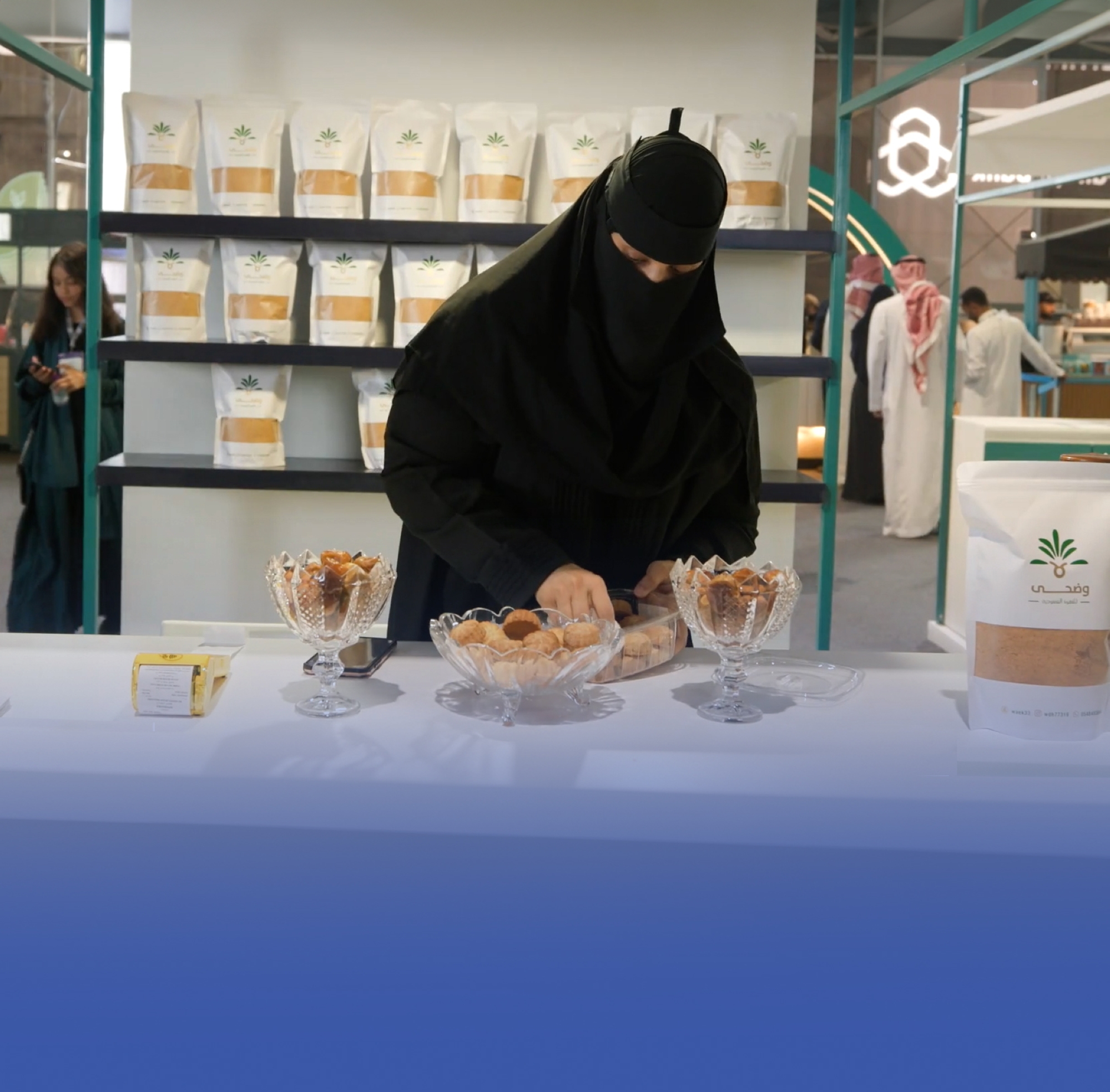 أُسَر منتجة تزاحم الماليين والاقتصاديين