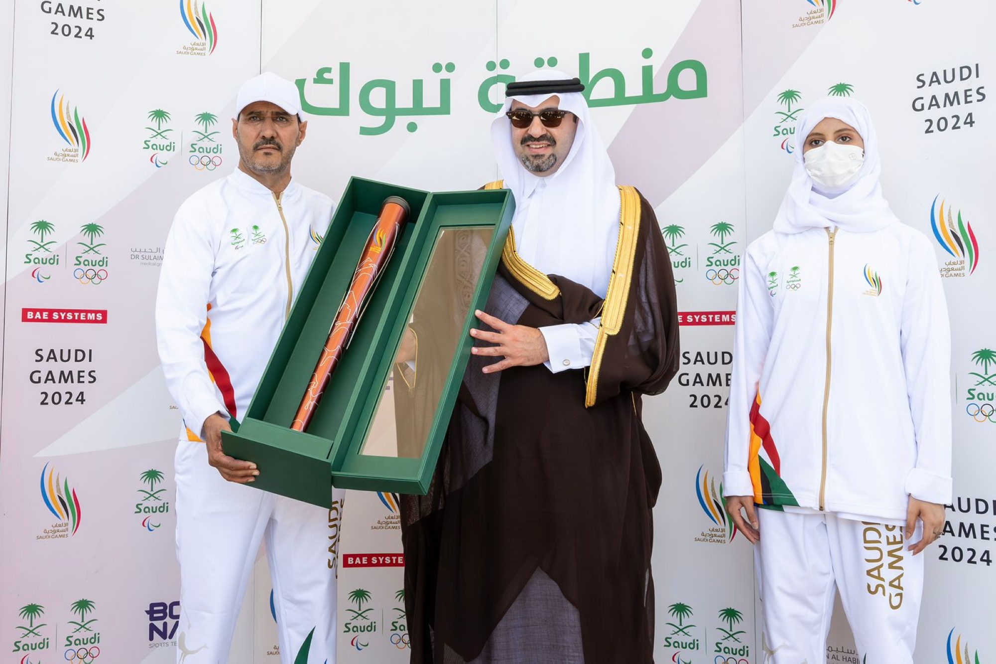 نائب أمير تبوك يتسلم شعلة دورة الألعاب السعودية