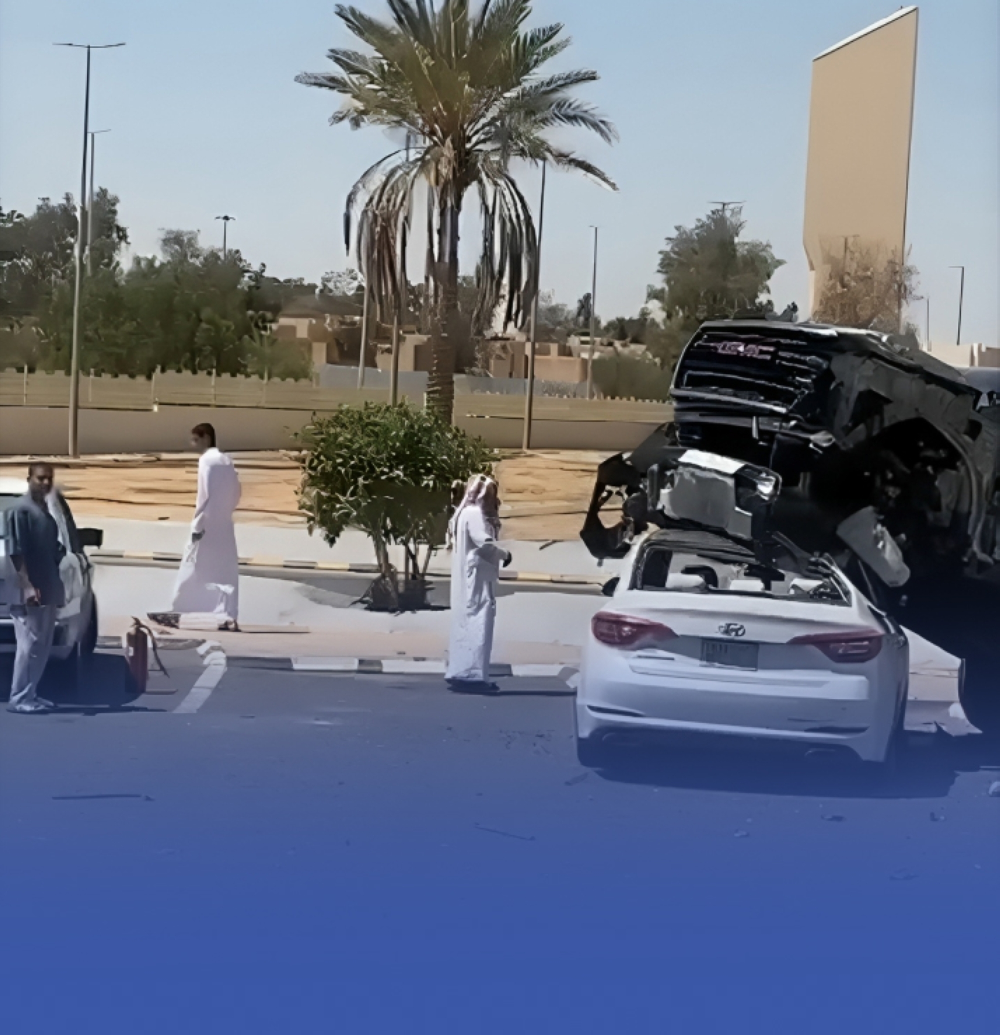 اصطدام مركبة بعدة سيارات متوقفة بمستشفى طريف