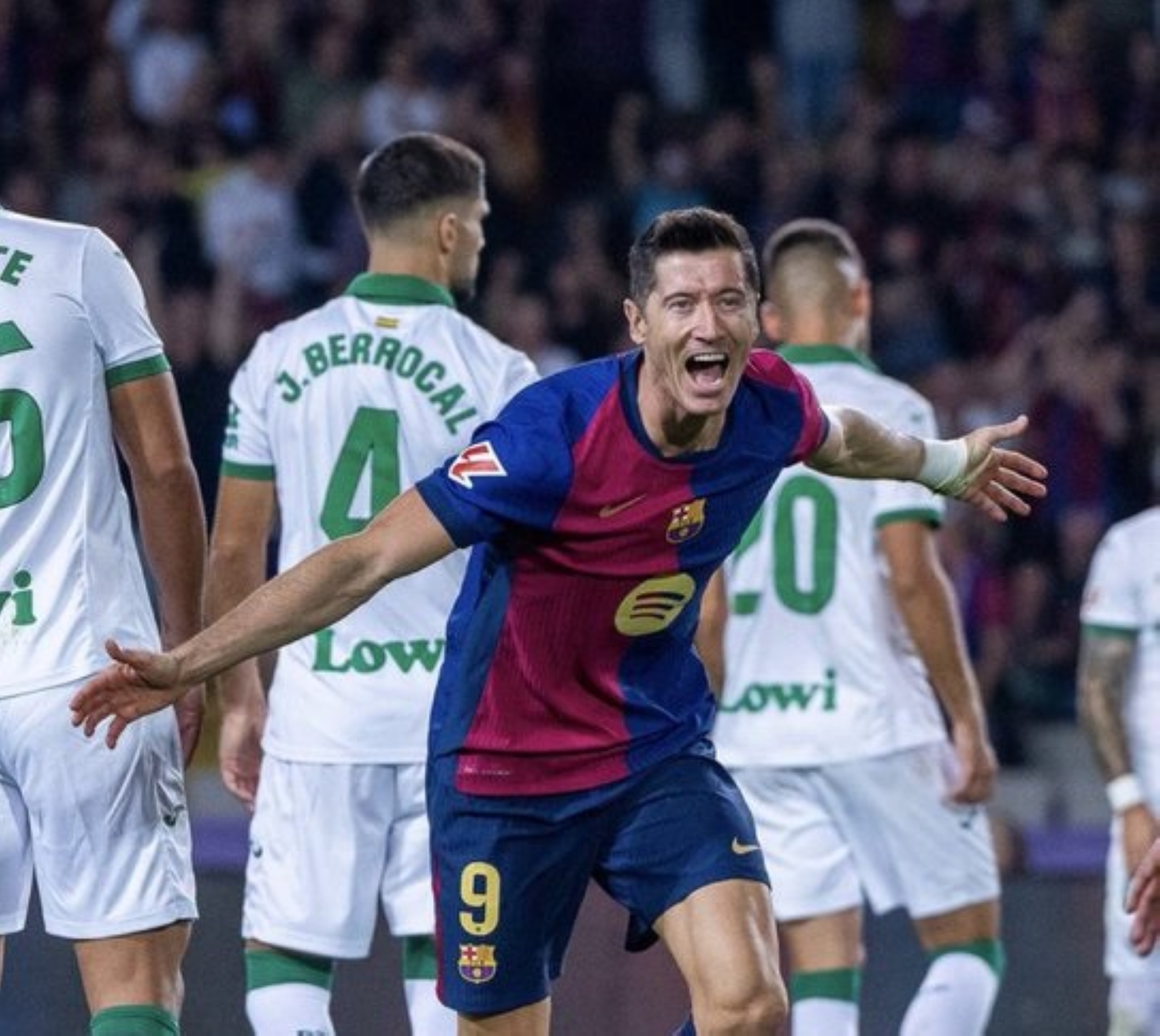 ليفاندوفسكي يقود برشلونة للاحتفاظ بالعلامة الكاملة