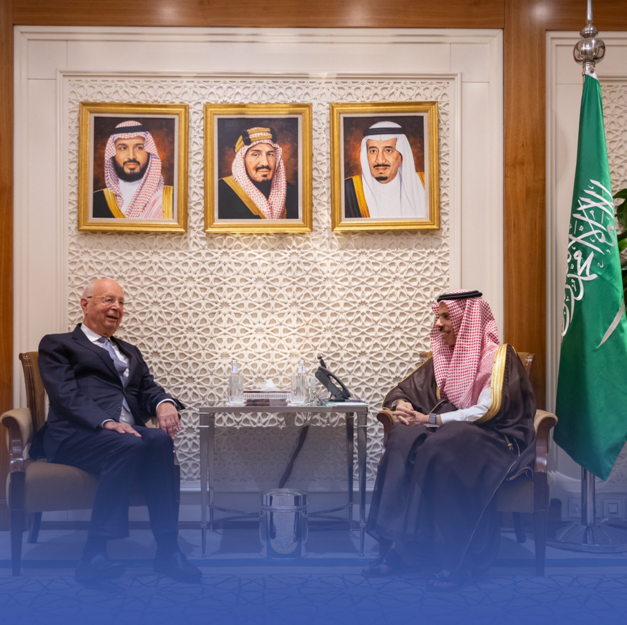 وزير الخارجية يستقبل رئيس المنتدى الاقتصادي العالمي
