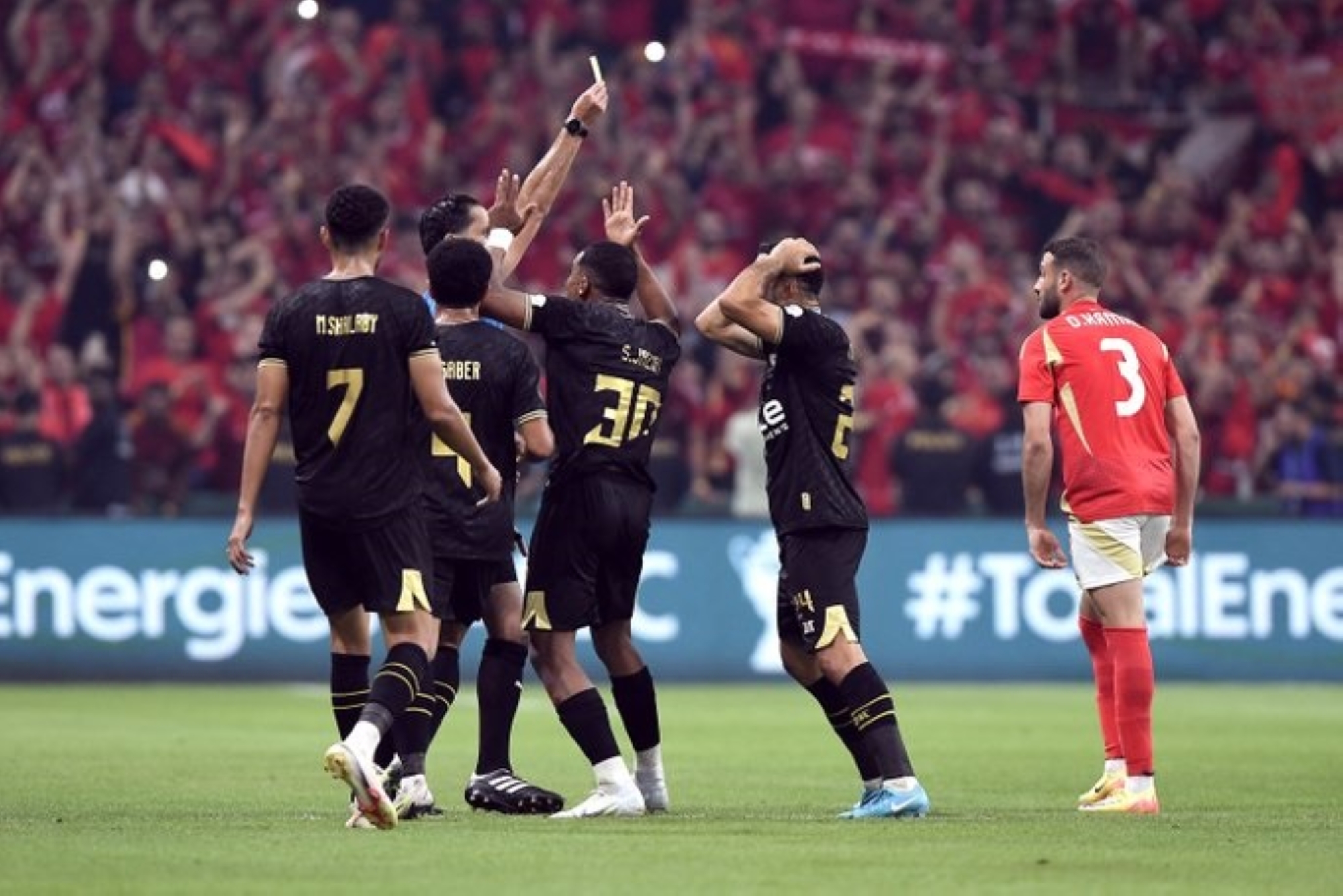 السوبر المصري: الأهلي يواجه الزمالك في "نهائي الأزمات"