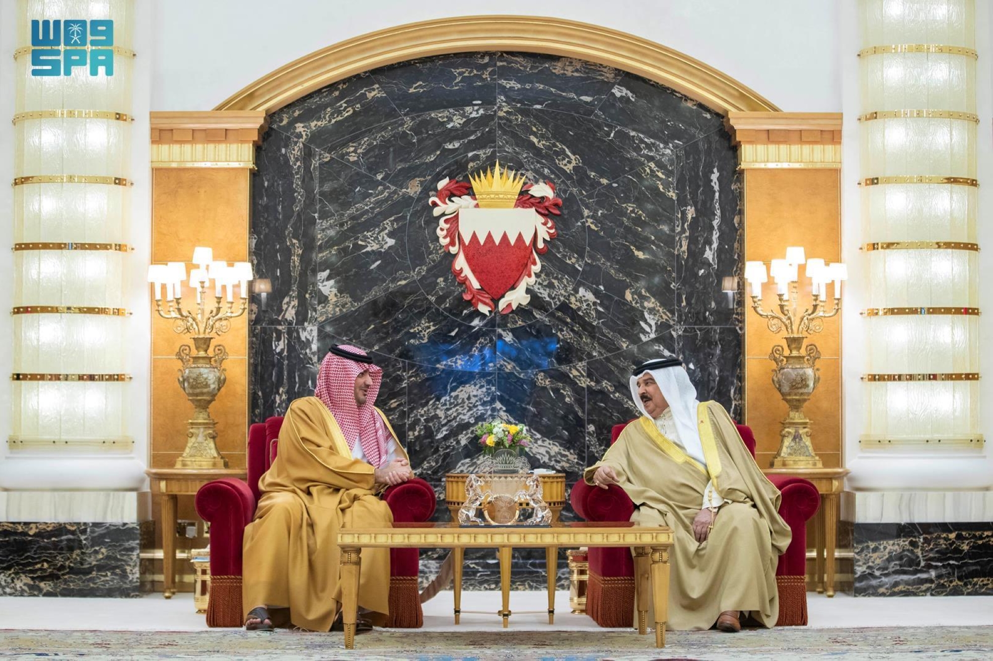 وزير الداخلية يستعرض التعاون الأمني مع ملك البحرين
