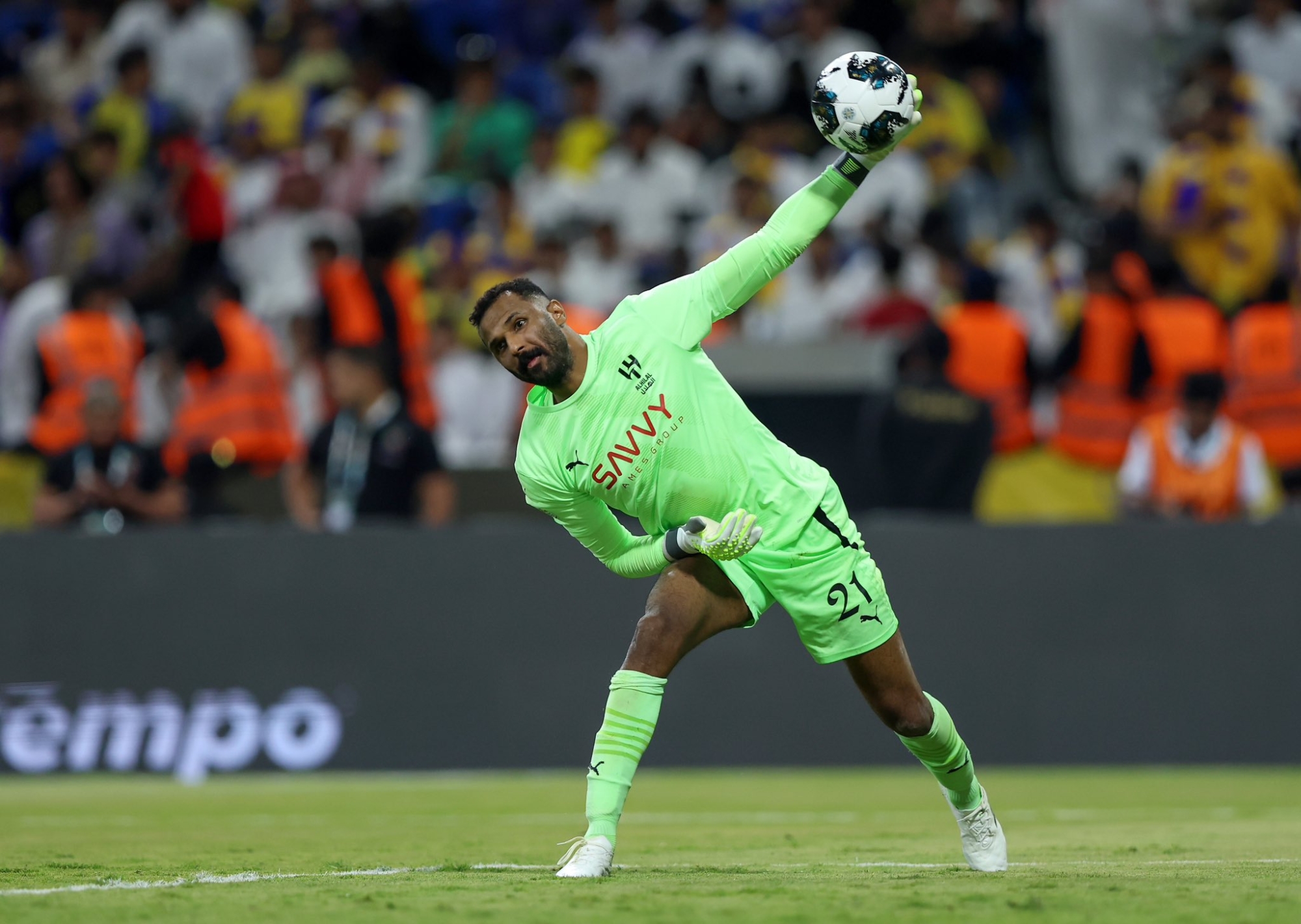 الهلال يعلن مغادرة العويس إلى قطر