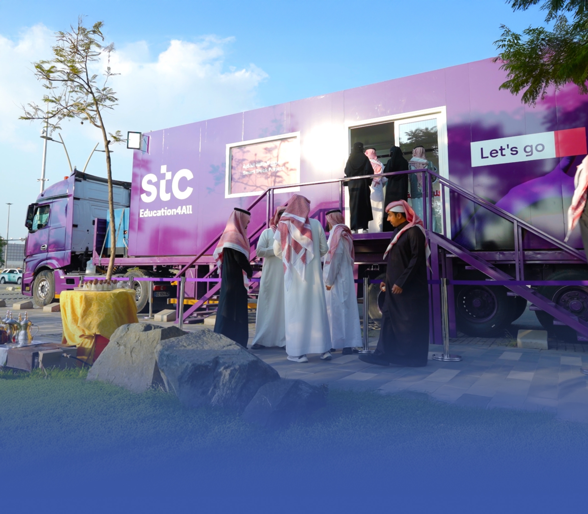 "Stc" تعزز الوعي الرقمي لدى كبار السن في عسير بـ"الحافلة الذكية"