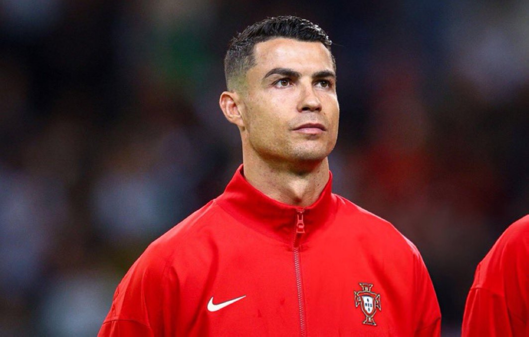 لاعب بولندا يرد على انتقادات صورته مع رونالدو