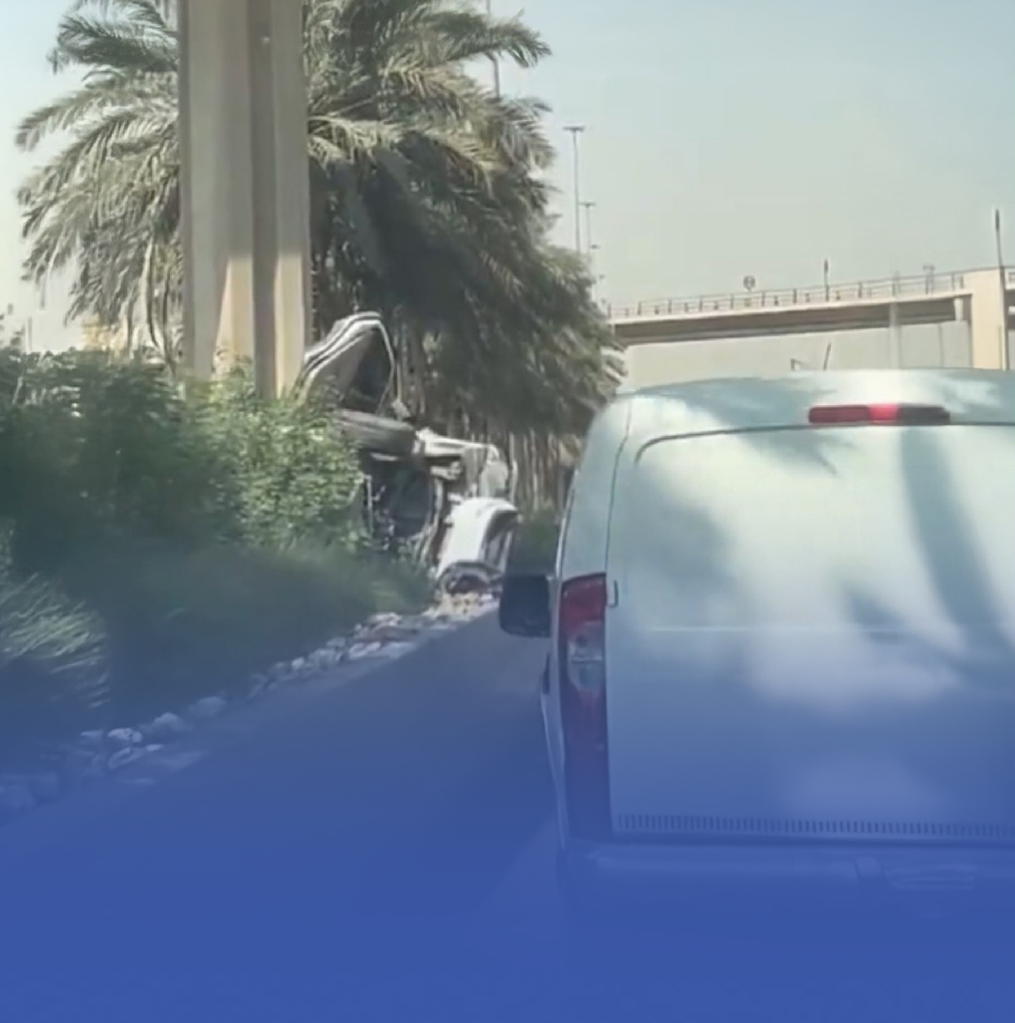سقوط مركبة من أعلى جسر بالرياض
