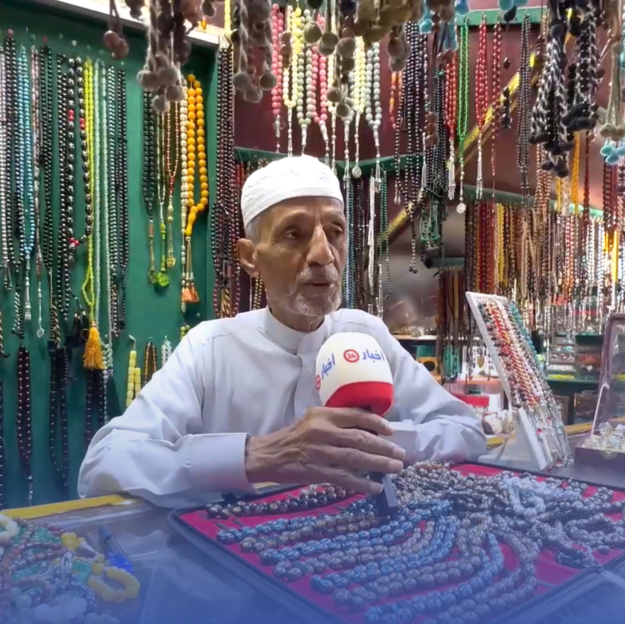"بائع الخواتم" في جدة التاريخية: "مارادونا" مرّ من هنا