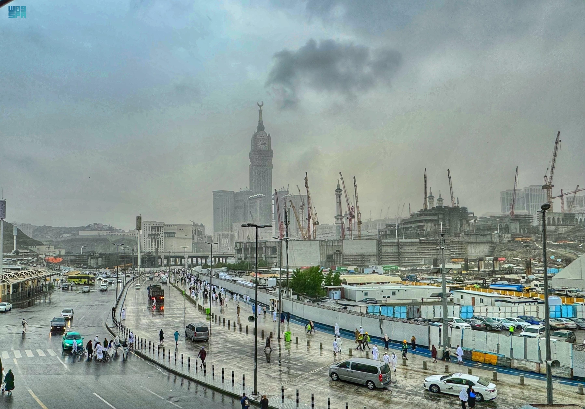 إنذار أحمر بأمطار غزيرة وسيول على مكة