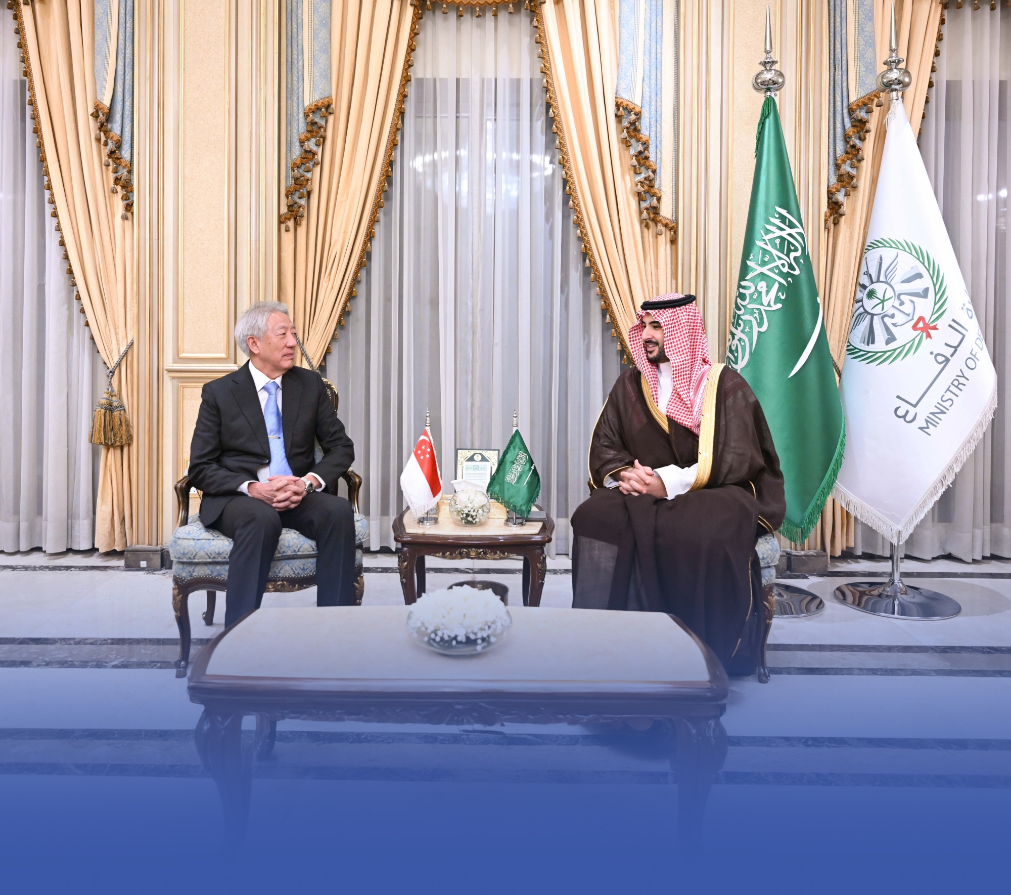 وزير الدفاع يستعرض العلاقات الثنائية مع سنغافورا